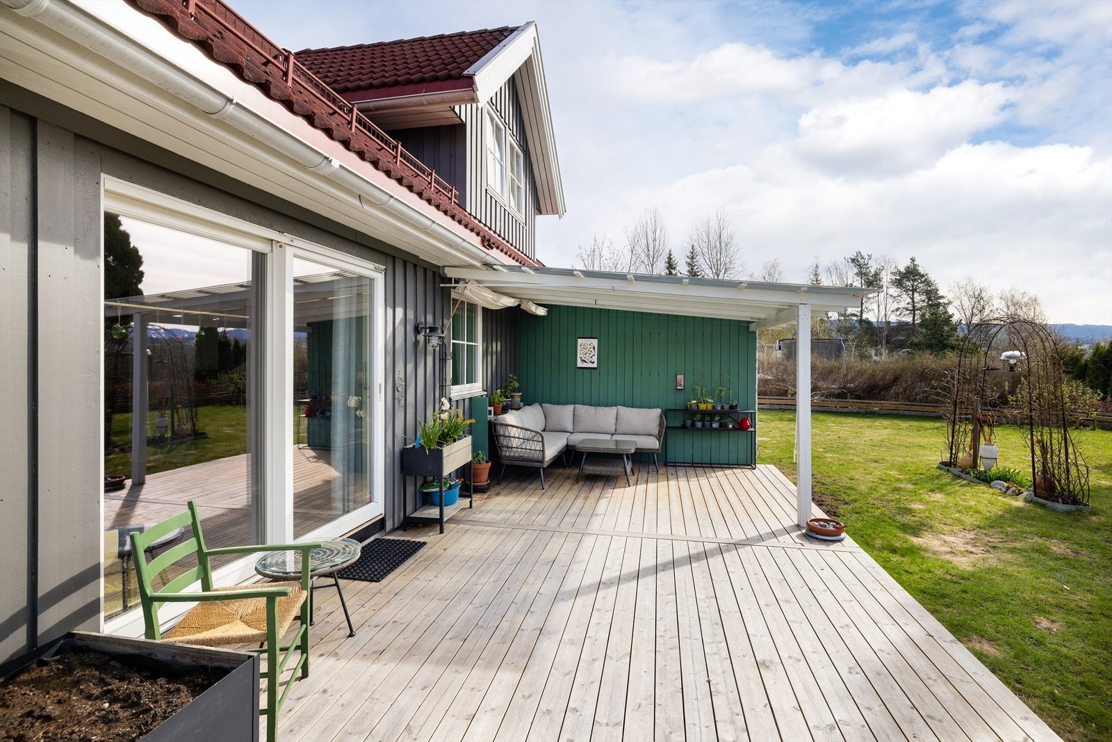 Den store terrassen ble utvidet i 2024 og har et delvis takoverbygg. Her er det rikelig med plass for utemøbler og sosiale soner. Galleribilde
