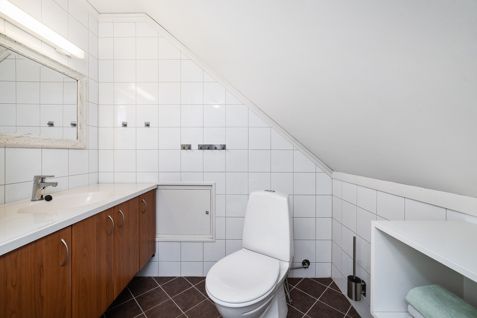Her er det keramiske fliser på gulv og vegger, samt gulvvarme for økt komfort. Galleribilde
