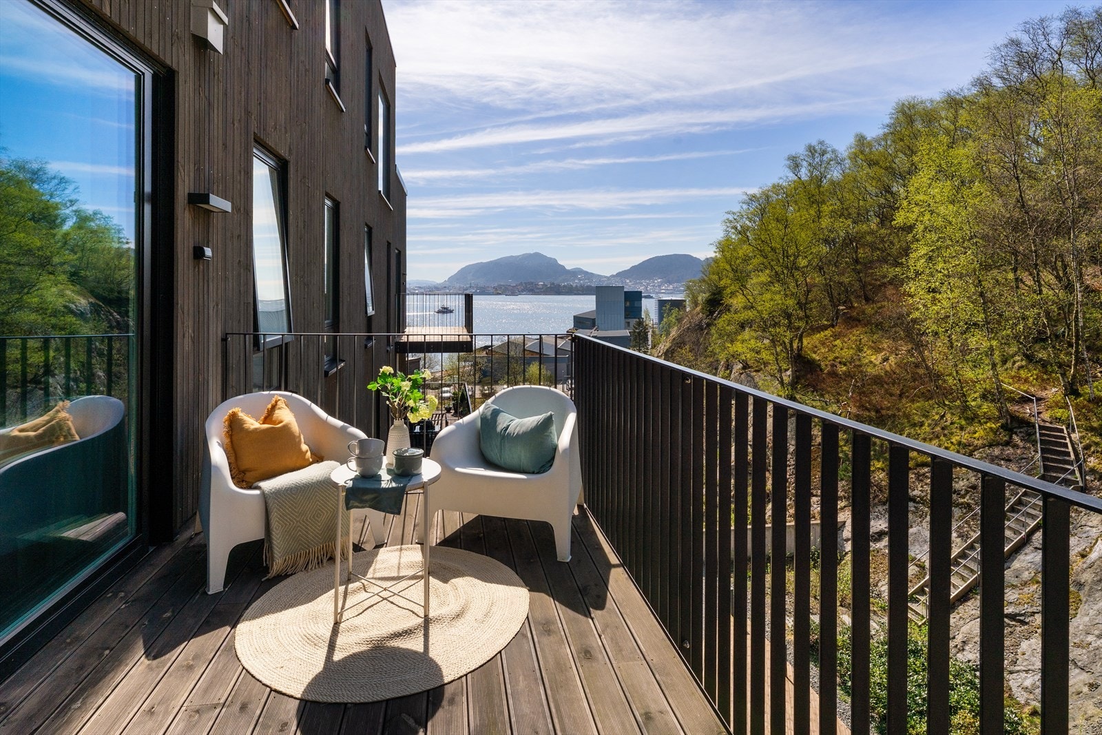 Terrasse med sol og utsikt Galleribilde