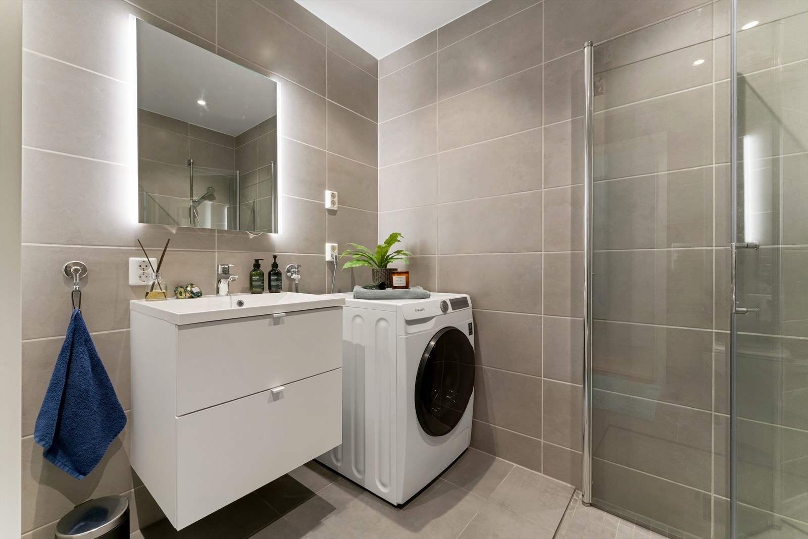 Badet måler 4,5 kvm og har plass til vaskemaskin og tørketrommel Galleribilde