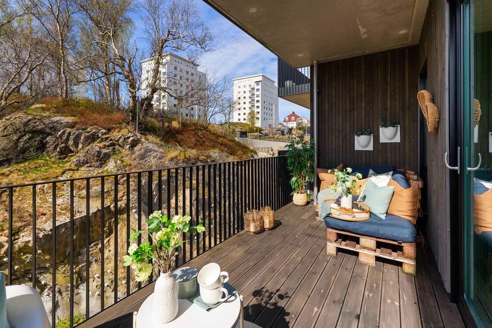 Terrassen er usjenert og god plass til utemøbler Galleribilde