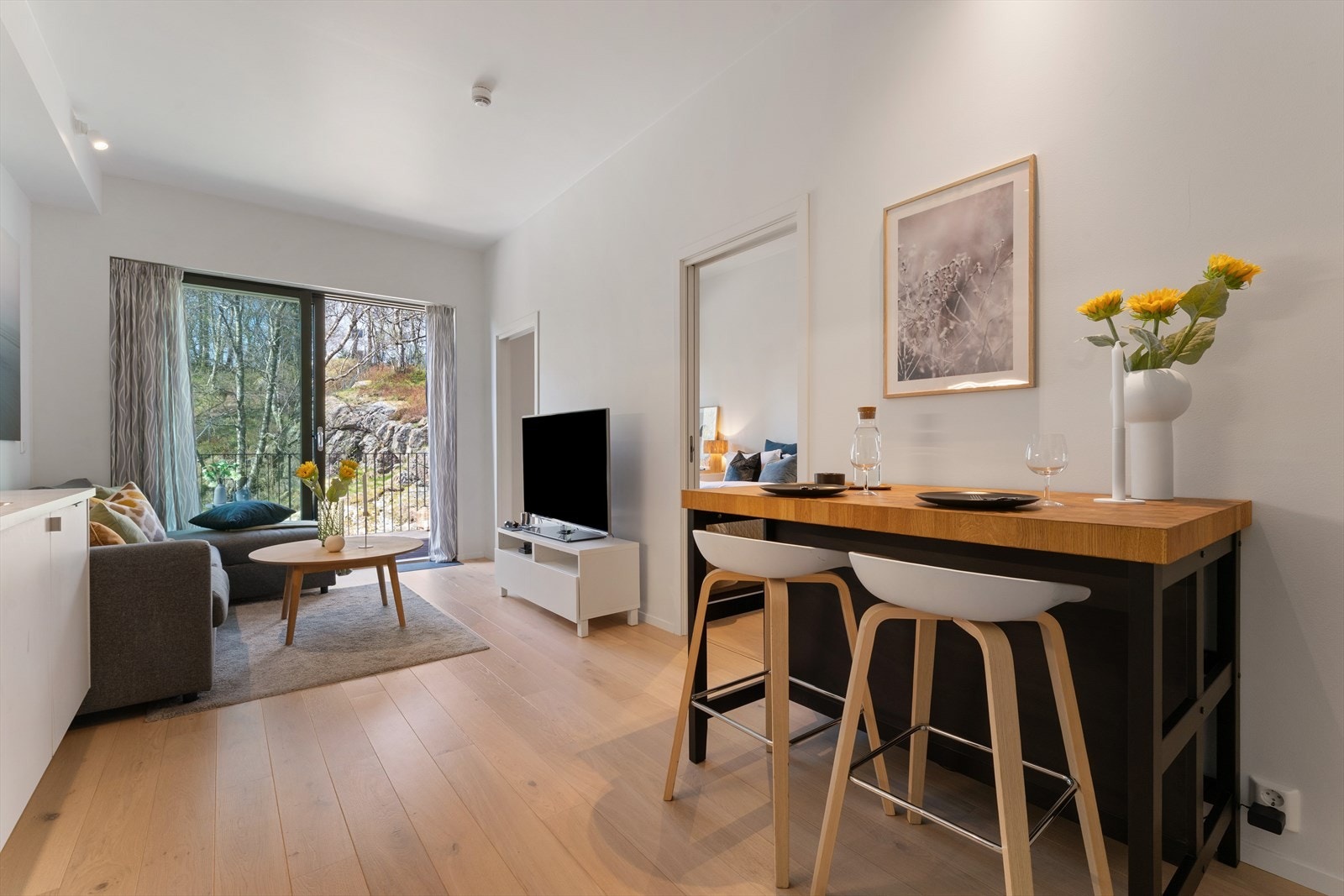 Innbydende stue- og kjøkkenløsning med god romfølelse og naturlig soneinndeling. Spiseplass ved kjøkken gir en sosial og praktisk løsning, perfekt for både hverdagsbruk og gjester. Galleribilde