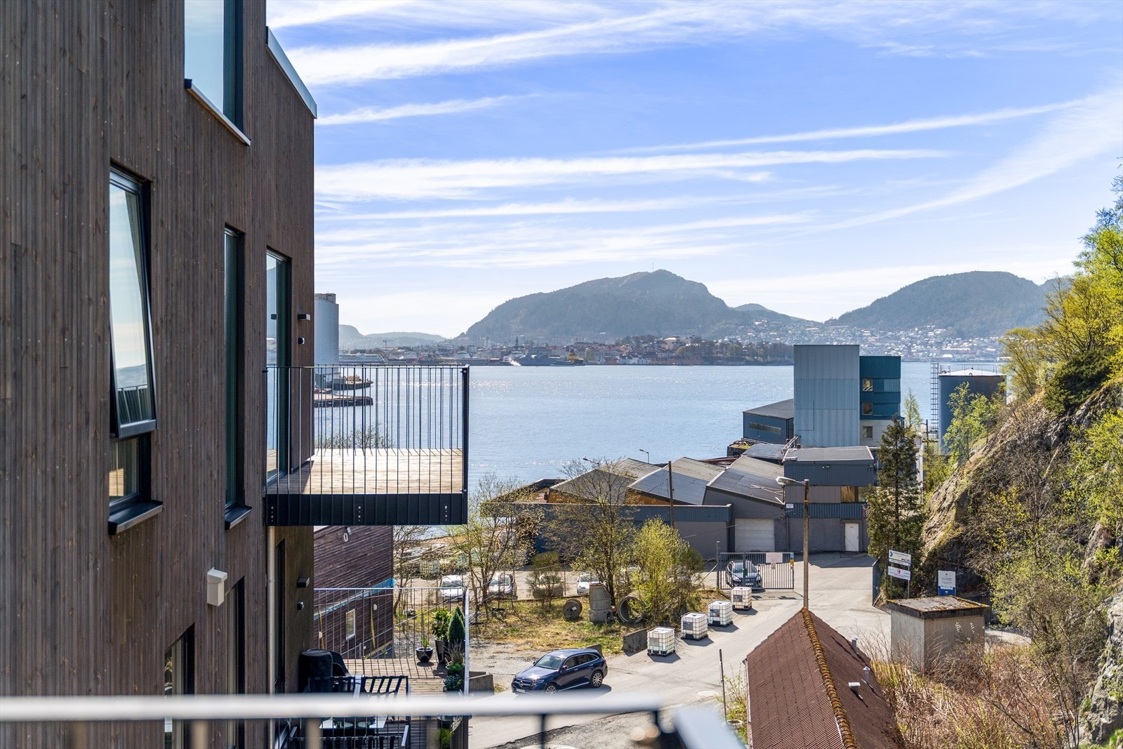 Nyt sol, utsikt og en nyere leilighet Galleribilde