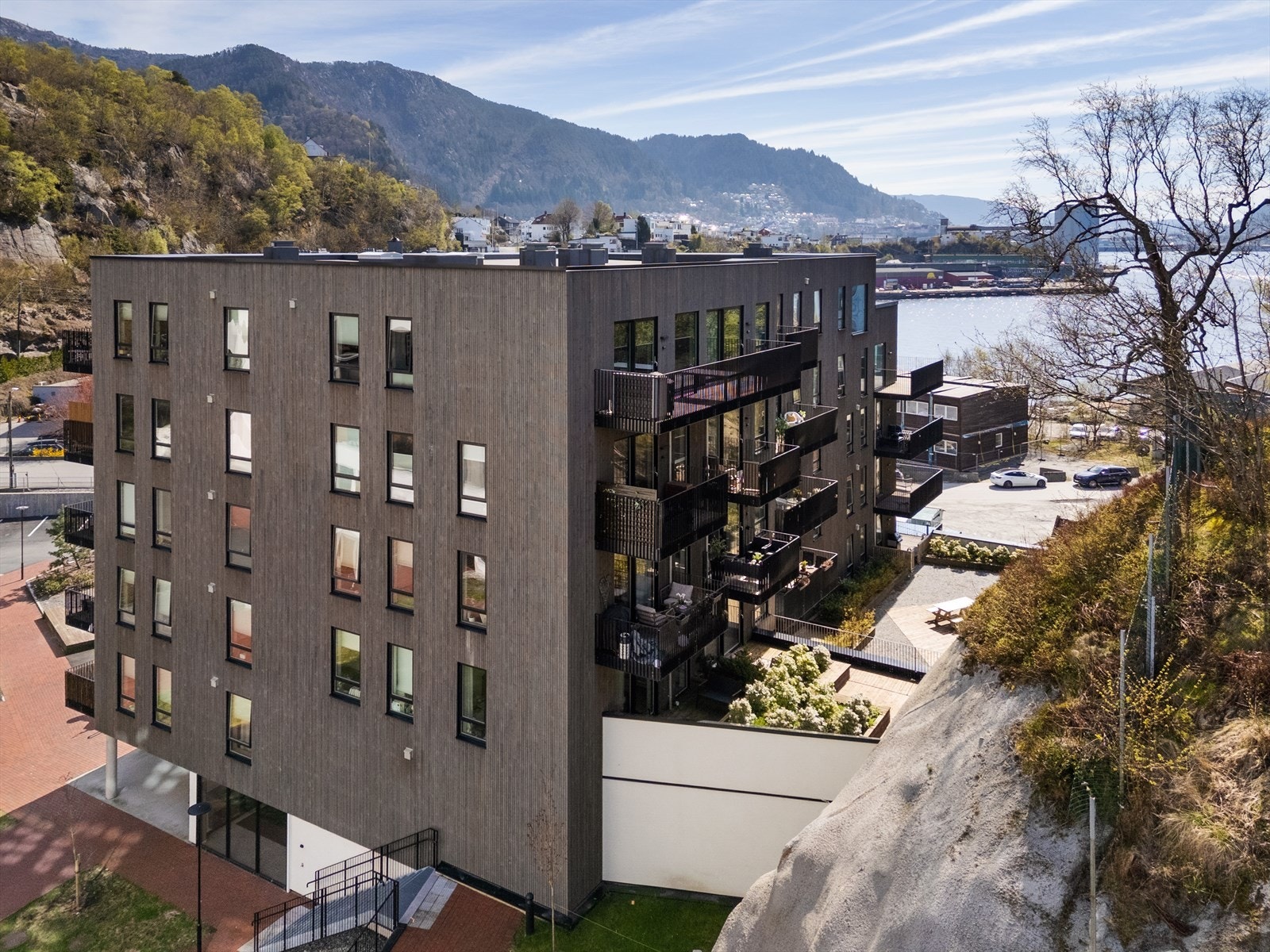 Moderne bygg fra 2022 med et stilrent utrykk Galleribilde