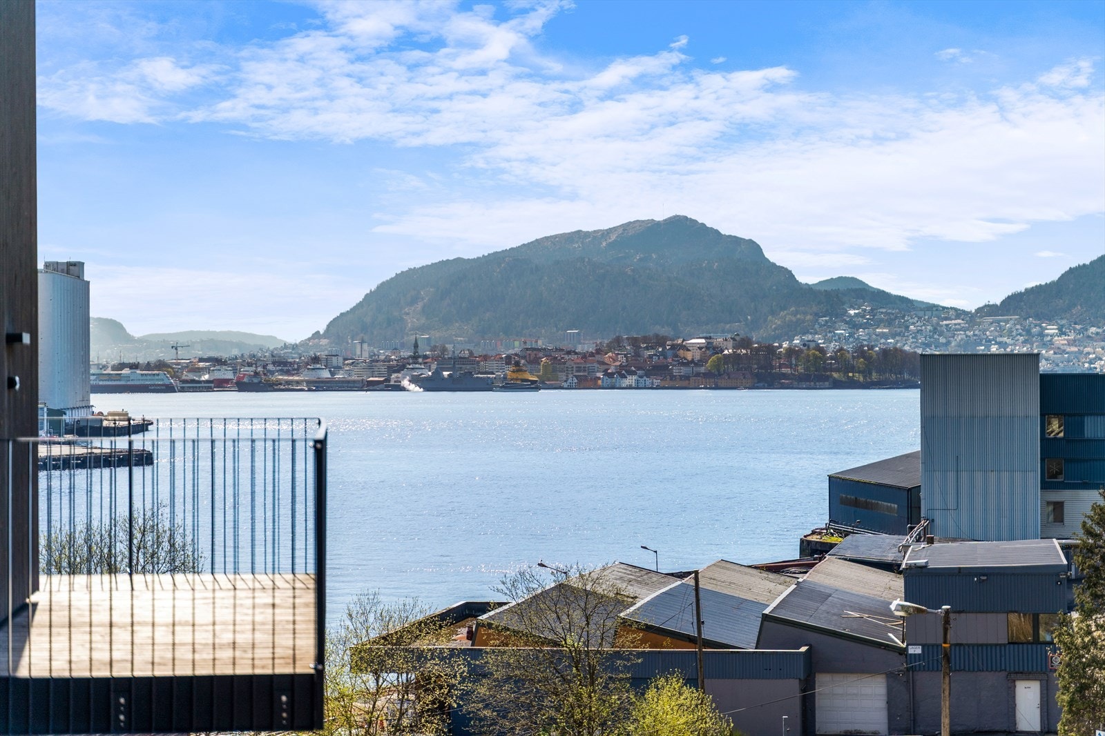 Nydelig utsikt mot innseilingen til Bergen Galleribilde
