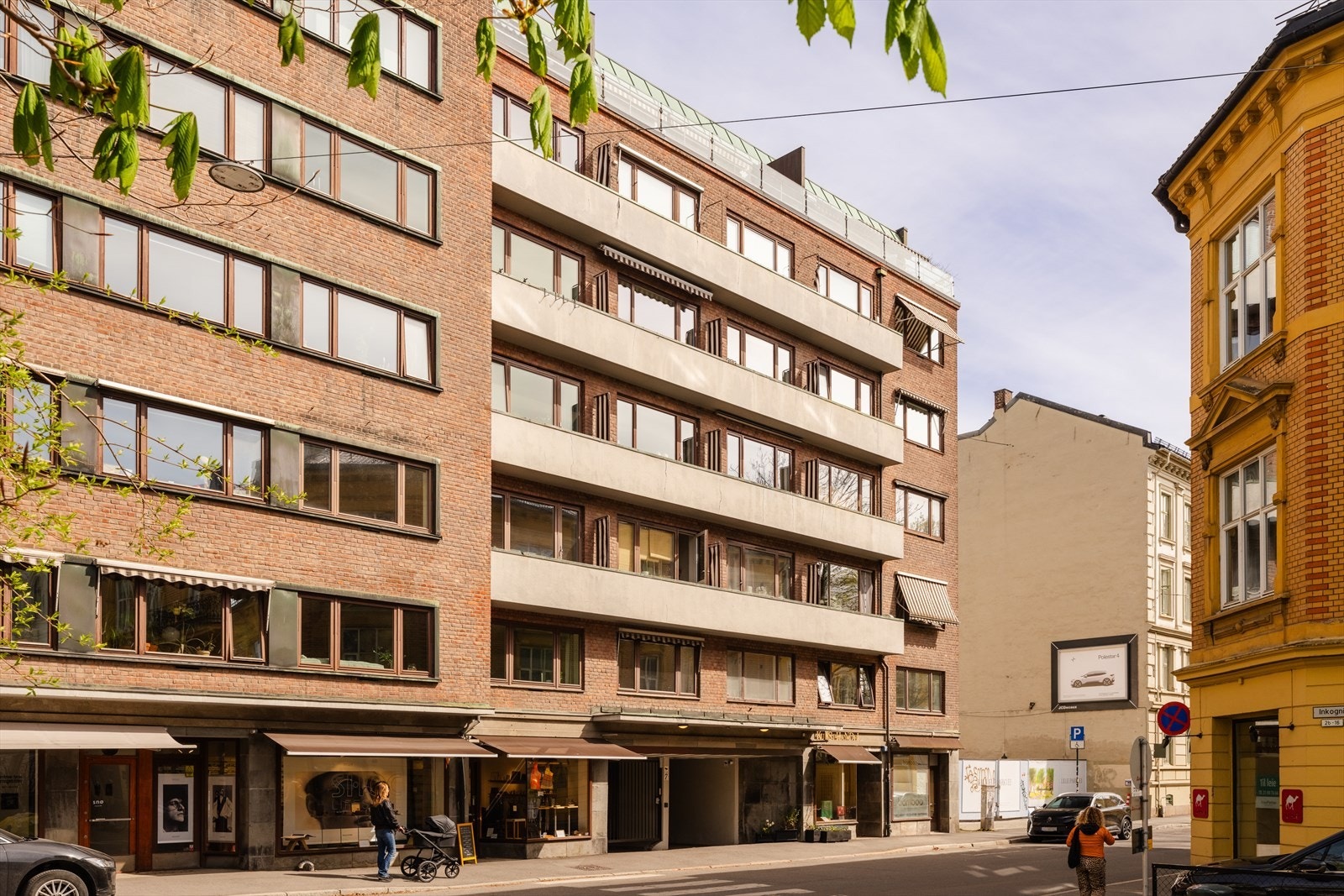 Fasadebilde. Bygget ligger en kort spasertur unna det aller meste av servicetilbud, med Hegdehaugsveien like i nærheten og Slottsparken rett ned i gata. Galleribilde