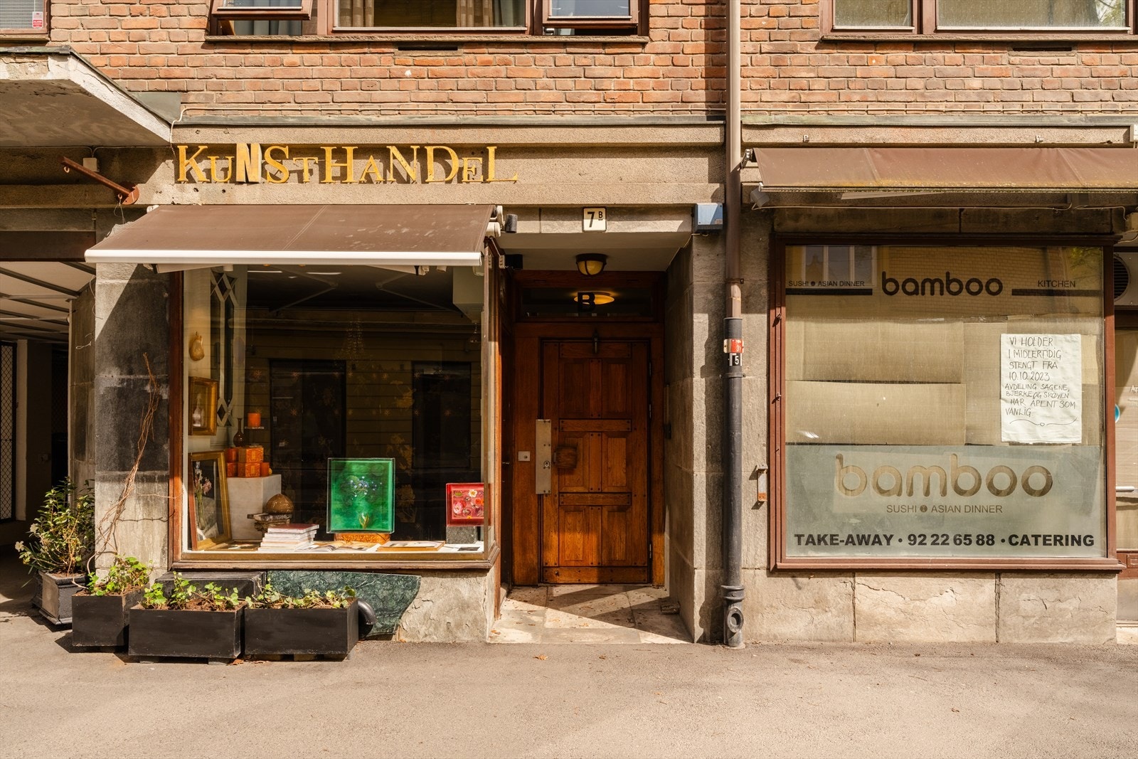 Koselig inngangsparti. Det er heis i bygget. Galleribilde
