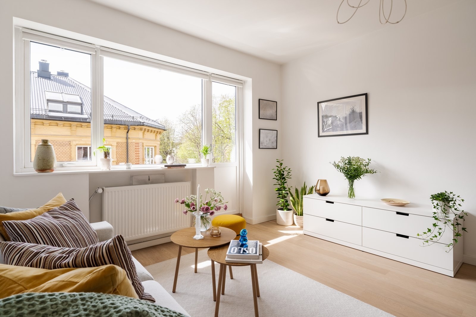 Oppholdsrommet har god plass til sovesofa, stuebord og øvrig møblement. De store vindusflatene slipper inn rikelig med naturlig dagslys, som gir boligen et luftig og lyst uttrykk. Galleribilde