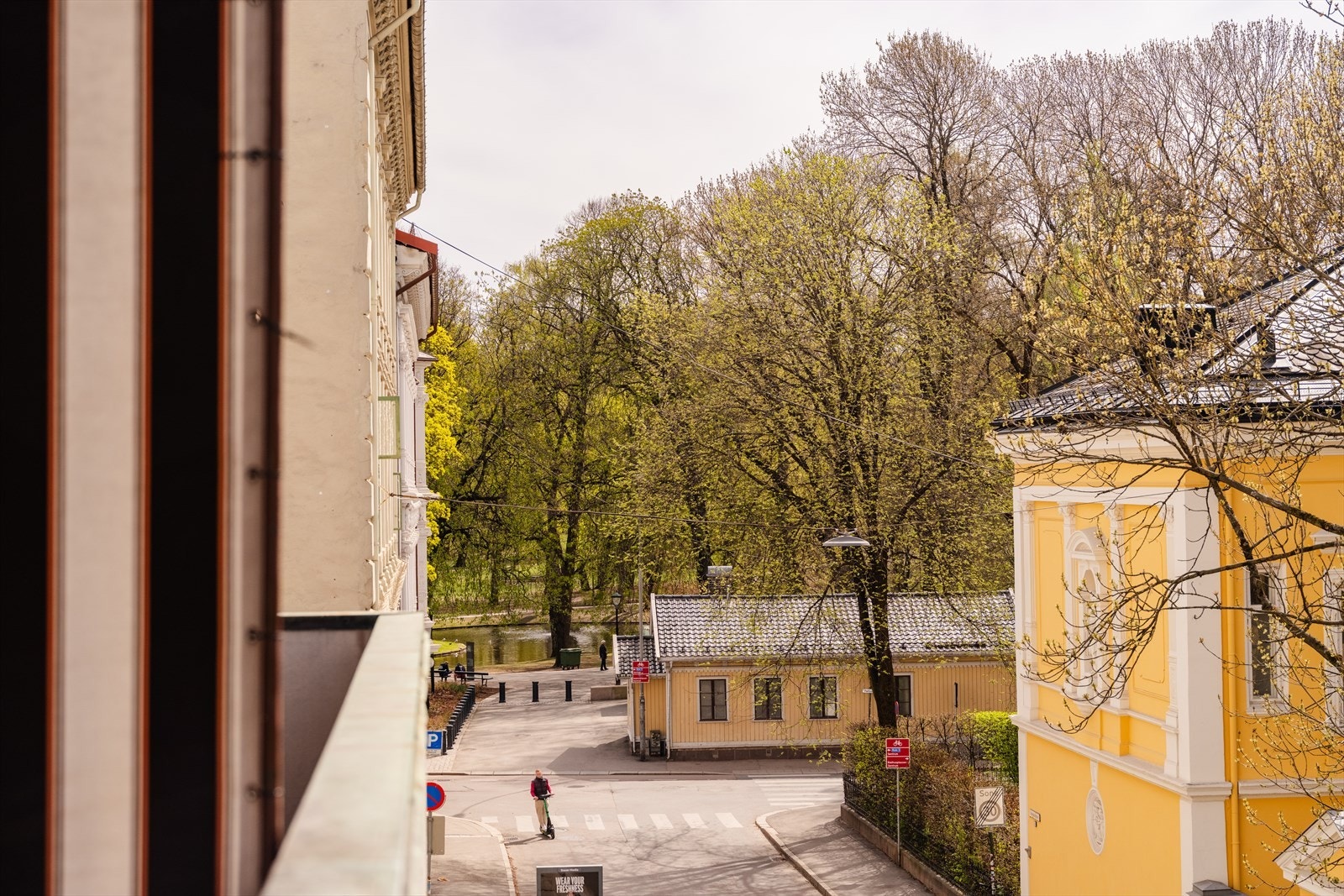 Leiligheten ligger like ved Slottsparken med sine store grøntområder og vakre dammer. Galleribilde