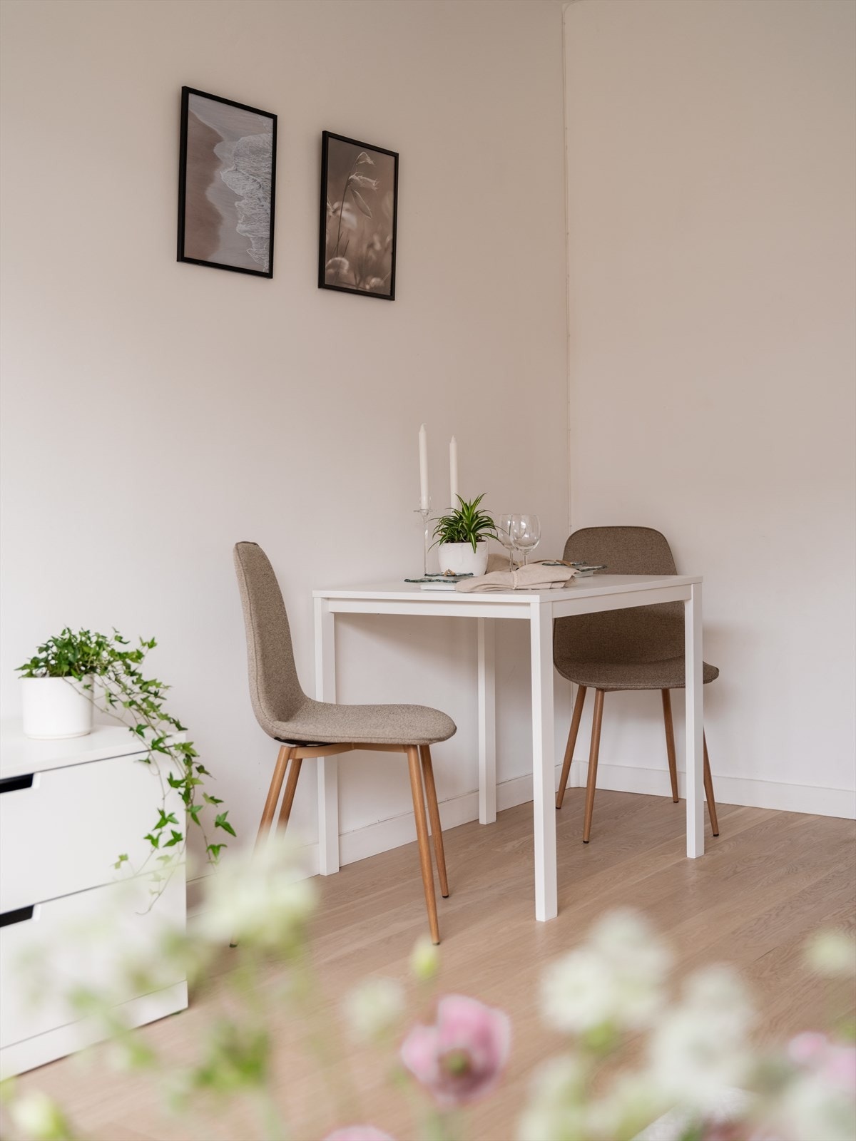 Eget hjørne med naturlig sone for spisebord med tilhørende møblement. Eventuelt er det her god plass til skap/kommode for ekstra oppbevaring. Galleribilde