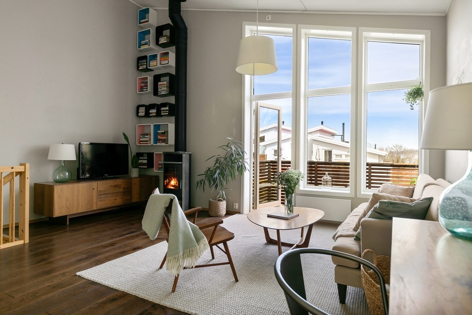 Store vindusflater og mye naturlig lys. Galleribilde
