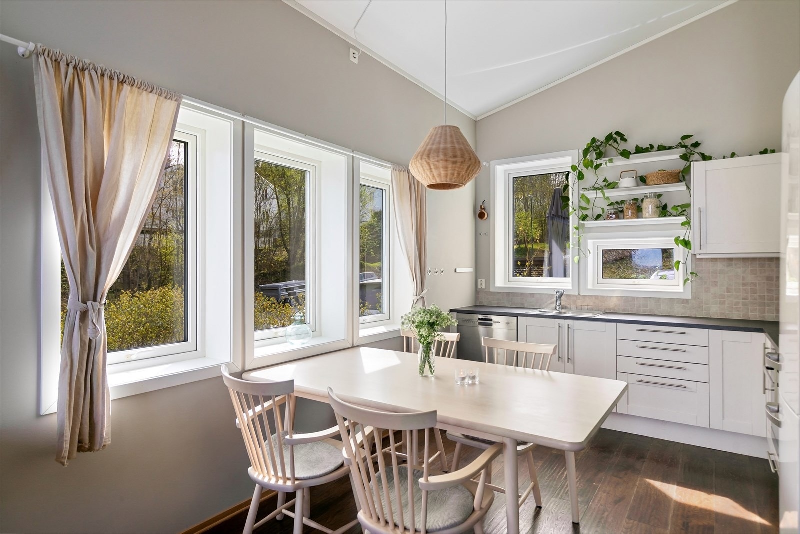 Mye oppbevaringsplass og gode arbeidsflater. Galleribilde