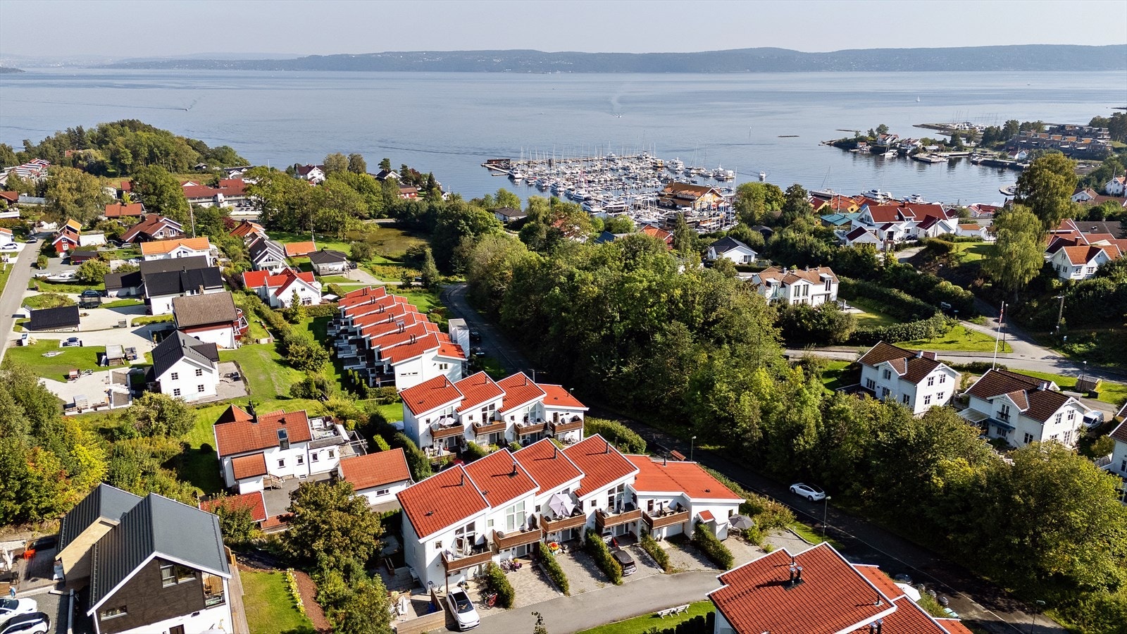 Nabolaget er preget av lite trafikk, grønne omgivelser og nærhet til både sjø og marka. Galleribilde