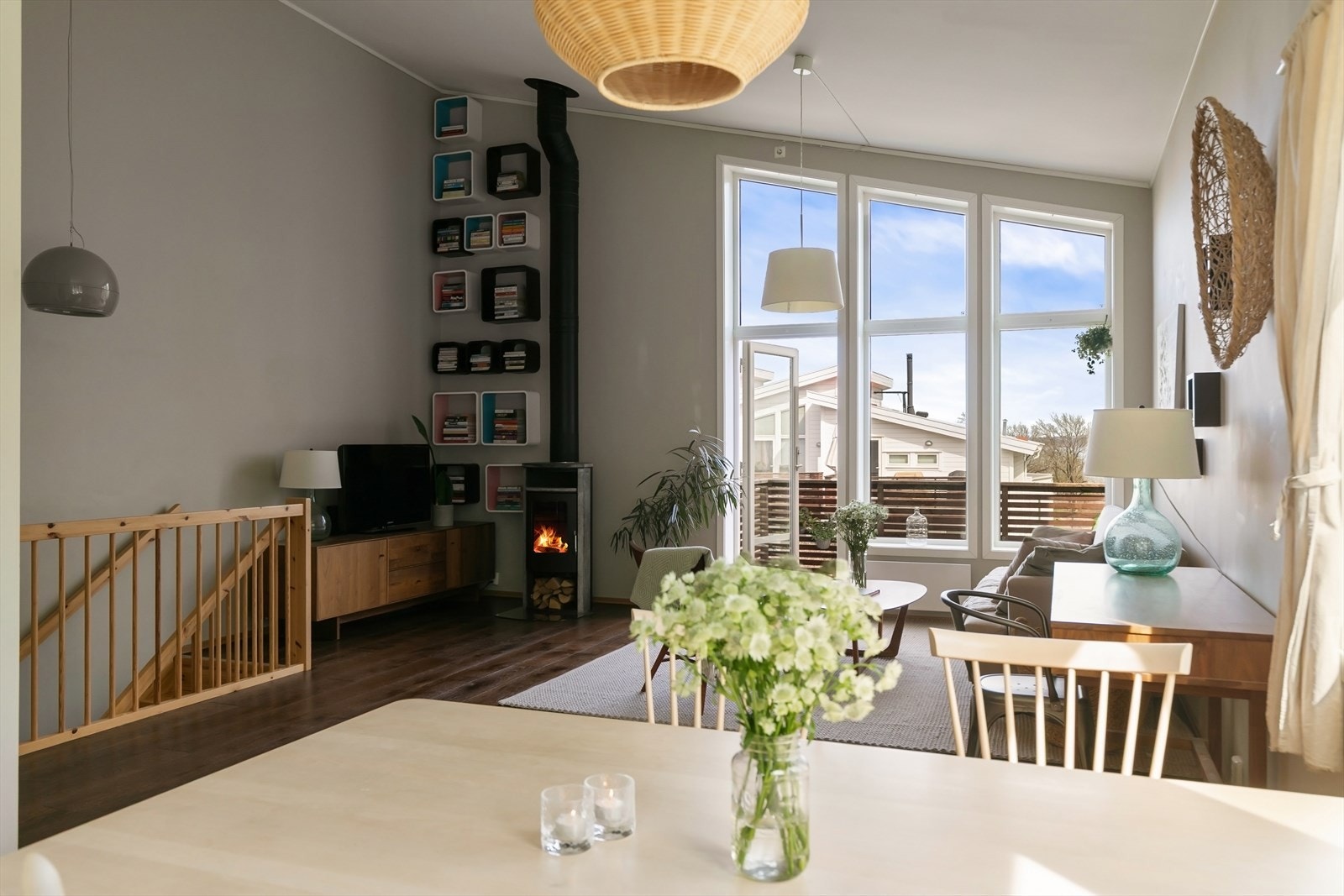 Spiseplassen ligger i praktisk forlengelse av kjøkkenet. Galleribilde