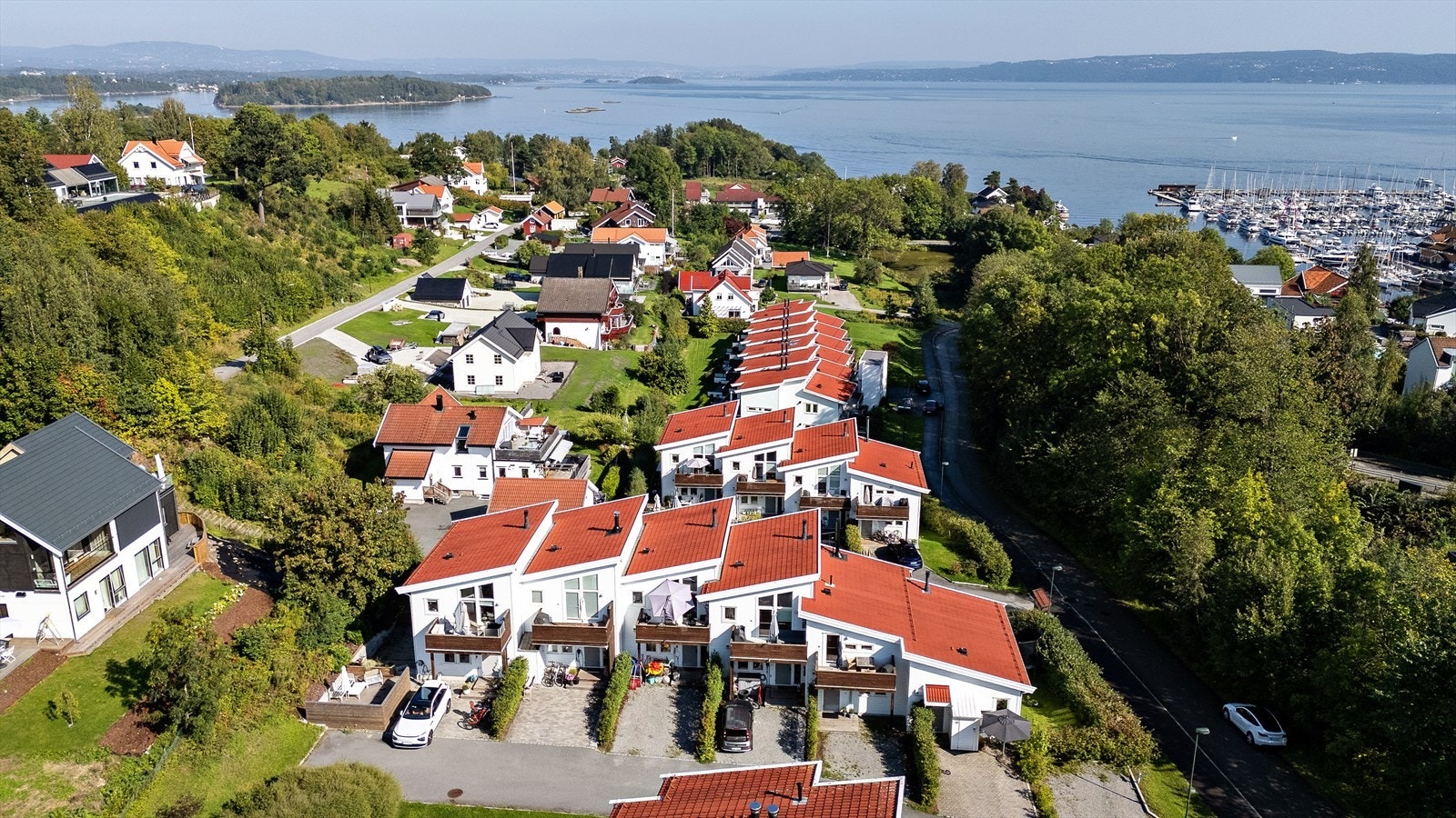 Frodig grøntbelte med bekk langs Blomsterstykket, på andre siden av veien. Galleribilde