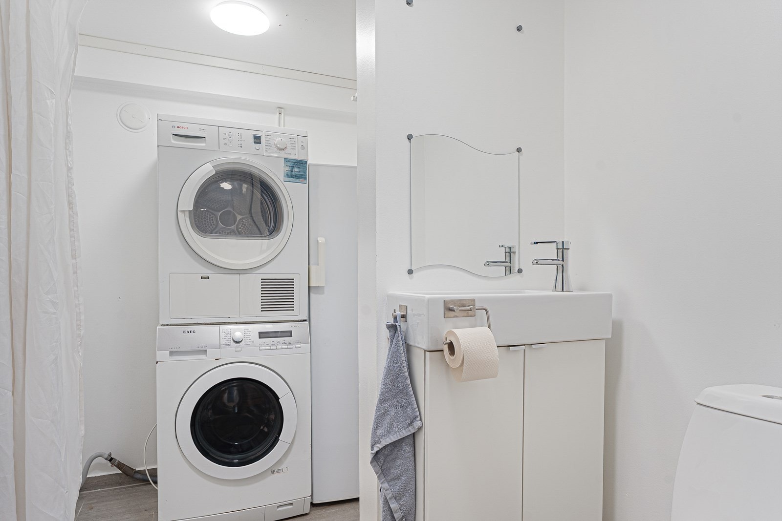 Vaskerom/WC-rom er innredet med toalett og baderomsmøbel med servant og skap. Det er malte overflater på vegger og i tak. Flislagt gulv med varmekabel. Galleribilde