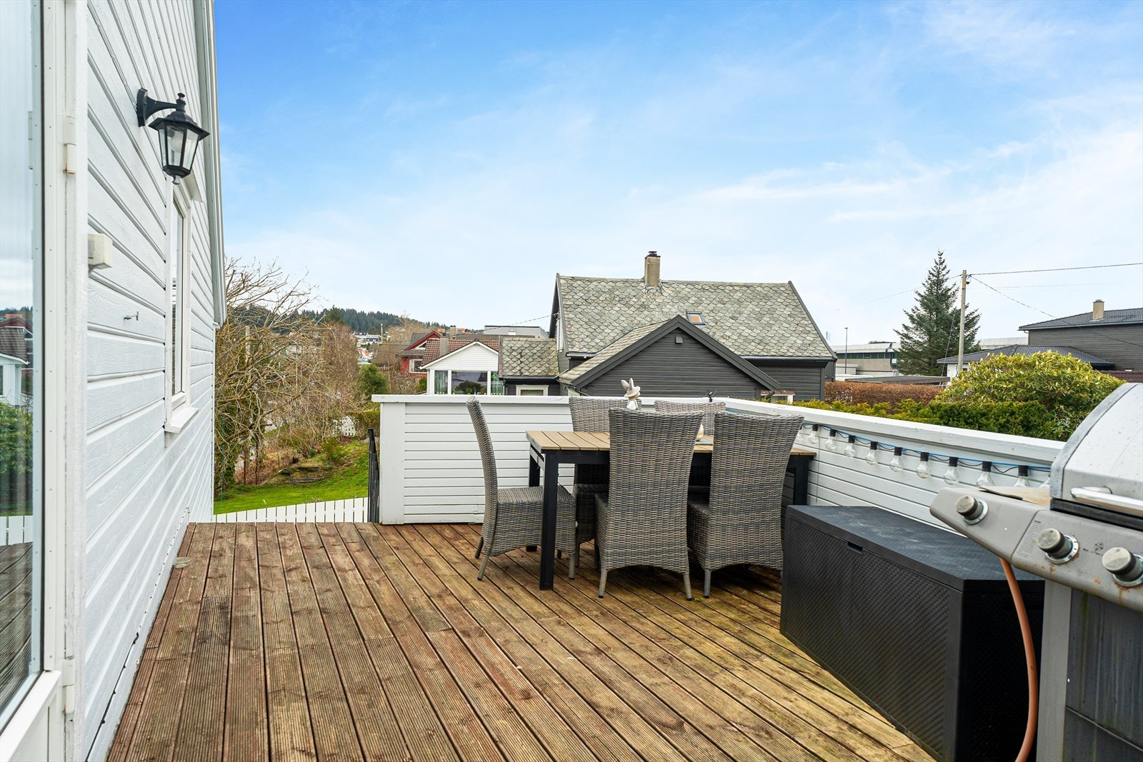 Romslig terrasse i hovedetasjen med trapp ned til bakkeplan. Galleribilde
