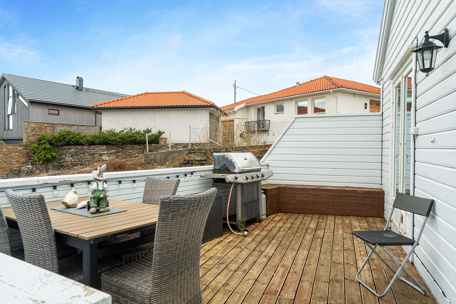 Fra stuen er det utgang til den hyggelige terrassen. Rikelig med plass til utemøbler, grill og potteplanter. Galleribilde