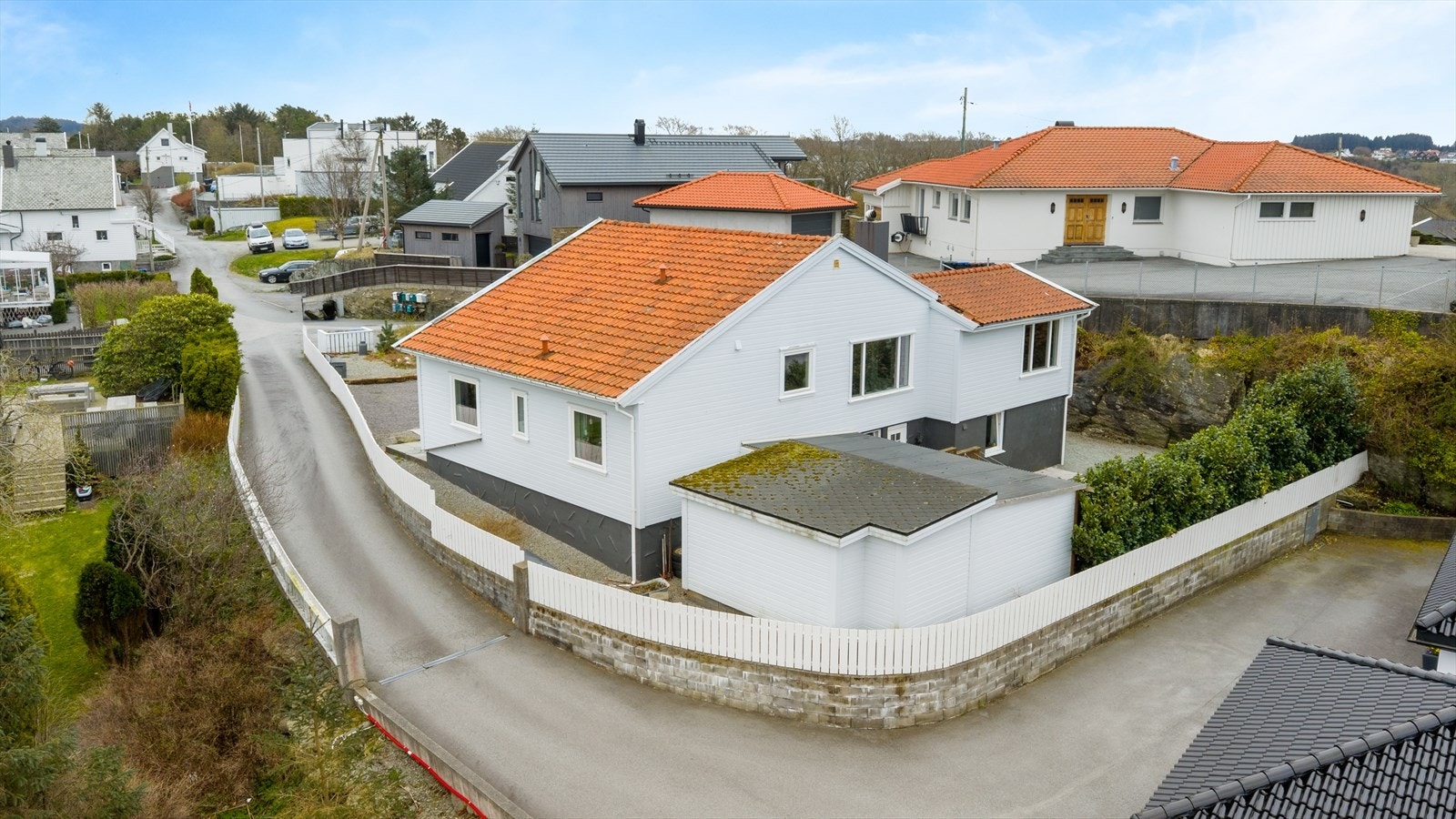 Det er og gangavstand til flere barnehager og skoler i alle trinn, herunder Lillesund barneskole, Håvåsen ungdomsskole og Karmsund videregående. Galleribilde