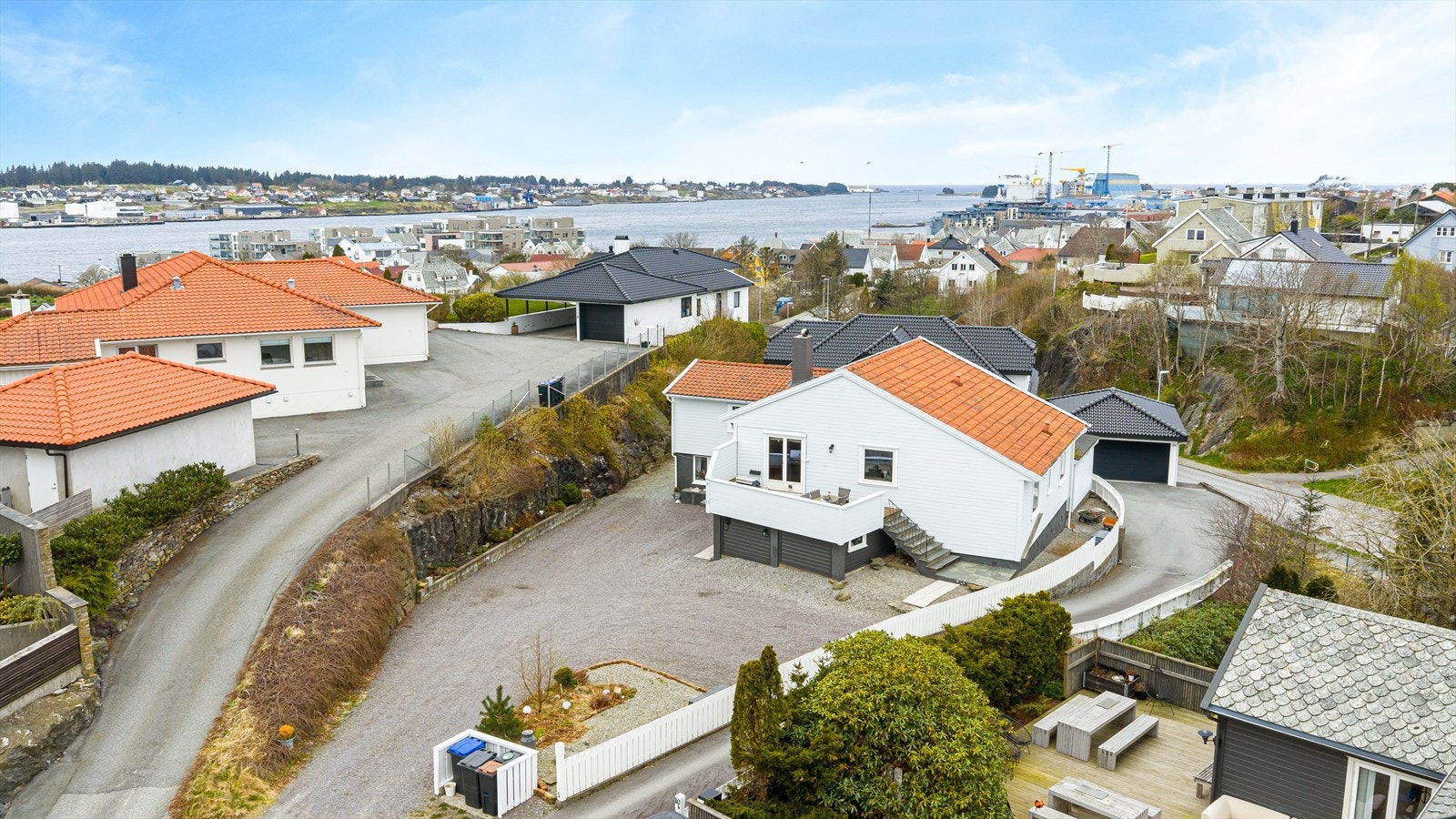 Velkommen til Jeppevegen 10 - En innholdsrik enebolig med attraktiv beliggenhet innerst i blindvei. Sentrumsnært! Boligen har utleiedel (ikke godkjent). Galleribilde