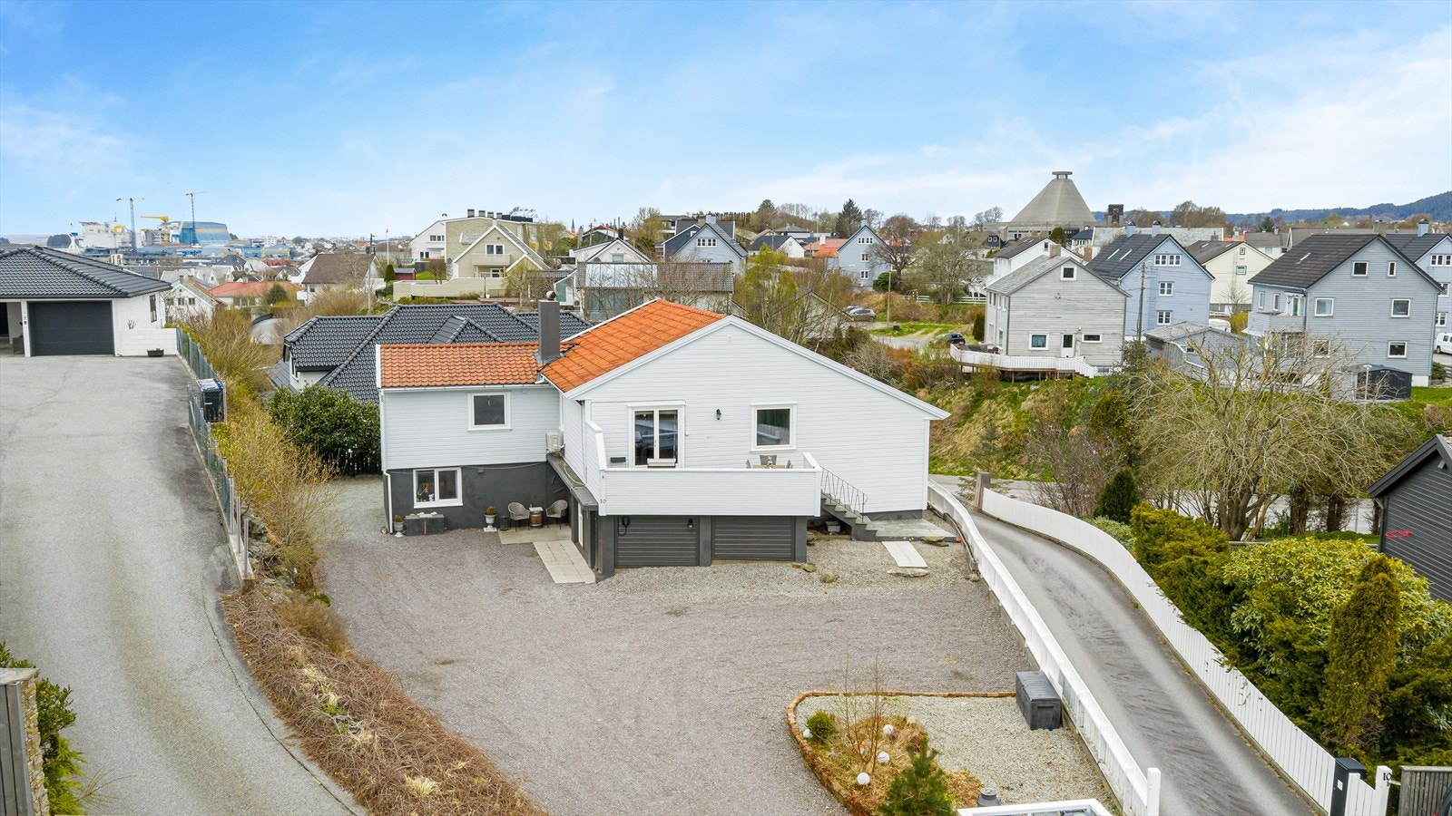 Eneboligen ligger attraktivt til innerst i blindvei, i et rolig og barnevennlig boligområde ca 2 kilometer syd for Haugesund sentrum. Galleribilde