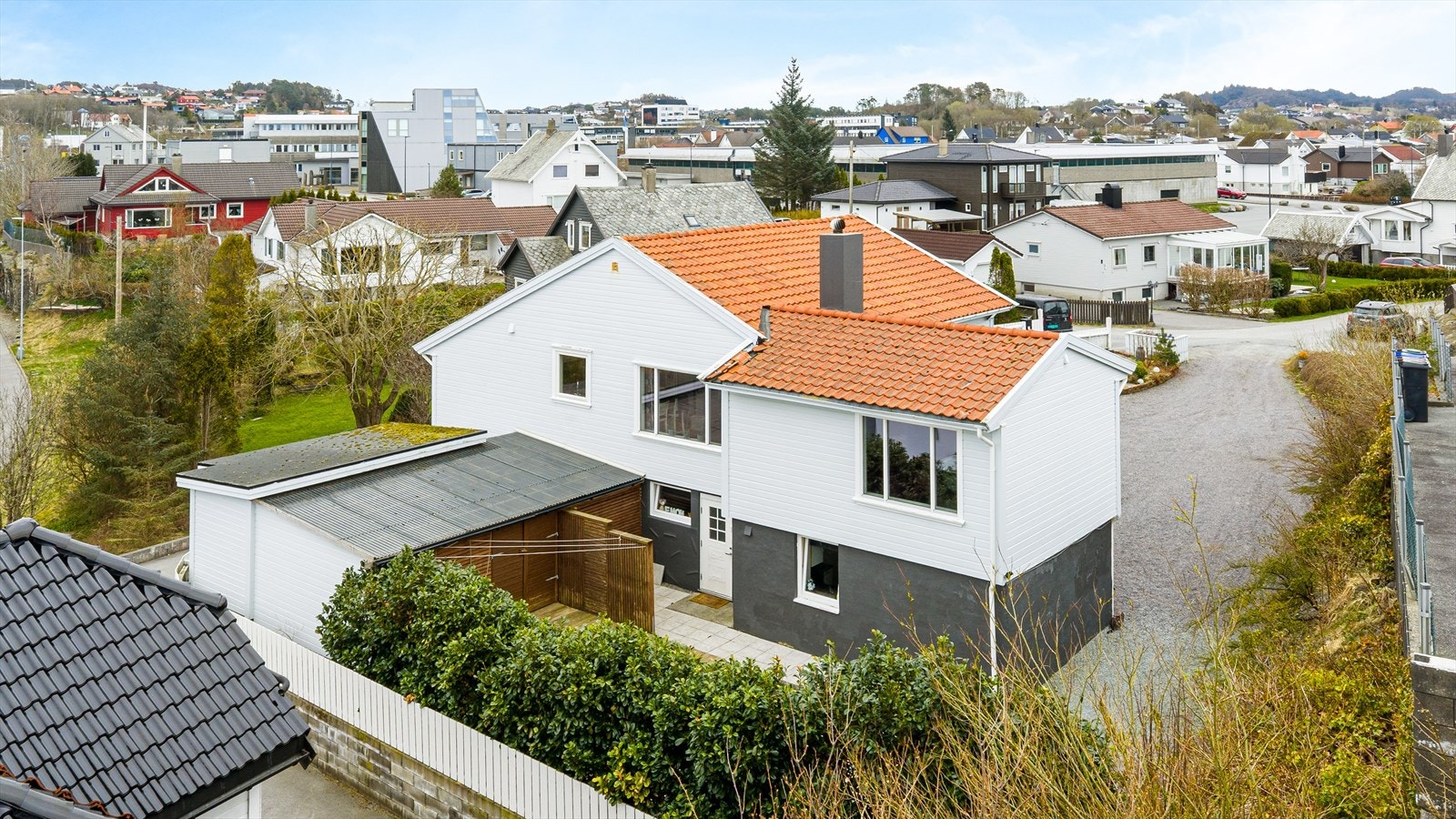 Her bor en tilbaketrukket og samtidig sentralt med behagelig sykkel/gangavstand til alle fasilitetene i byen, samt Høyskolen og Haugesund sykehus. Galleribilde