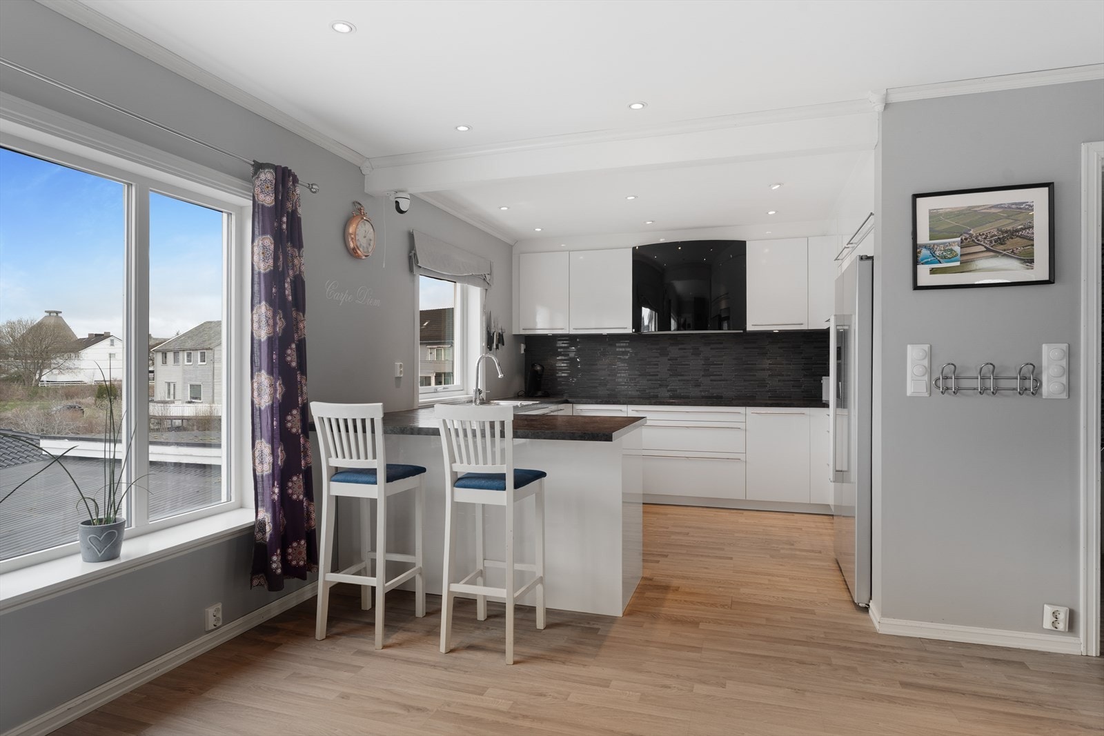 Rommet har flere innredningsmuligheter og god plass til både sofa og spisegruppe. Galleribilde