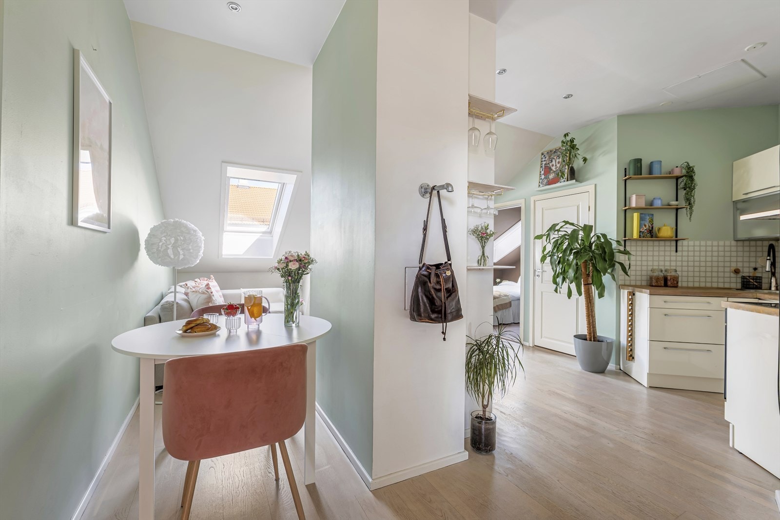 De store takvinduene i stuen bidrar til en lys og innbydende atmosfære gjennom hele dagen. Galleribilde