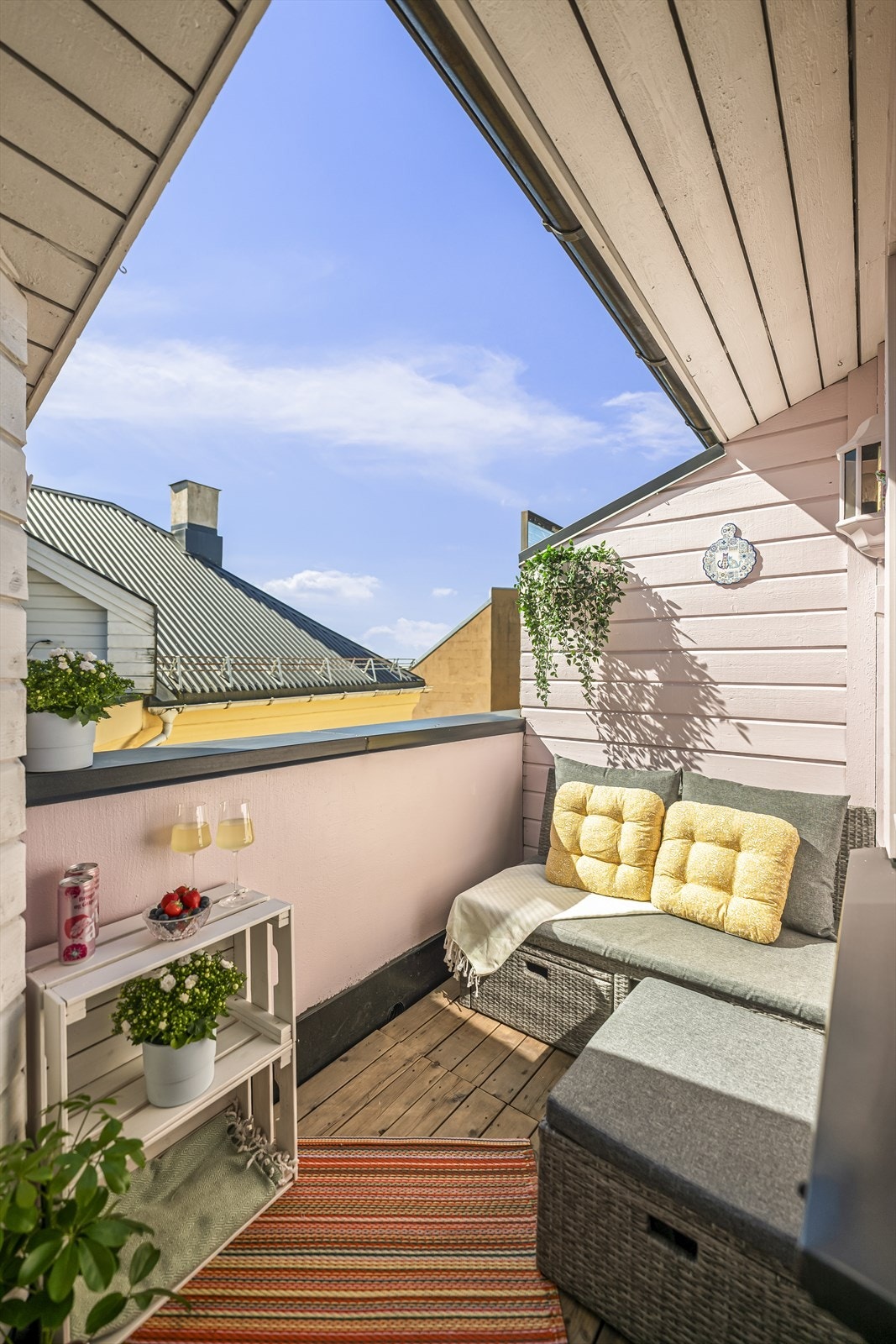 Fra stuen er det direkte utgang til en privat og skjermet takterrasse som raskt vil bli ditt nye favorittsted. Galleribilde