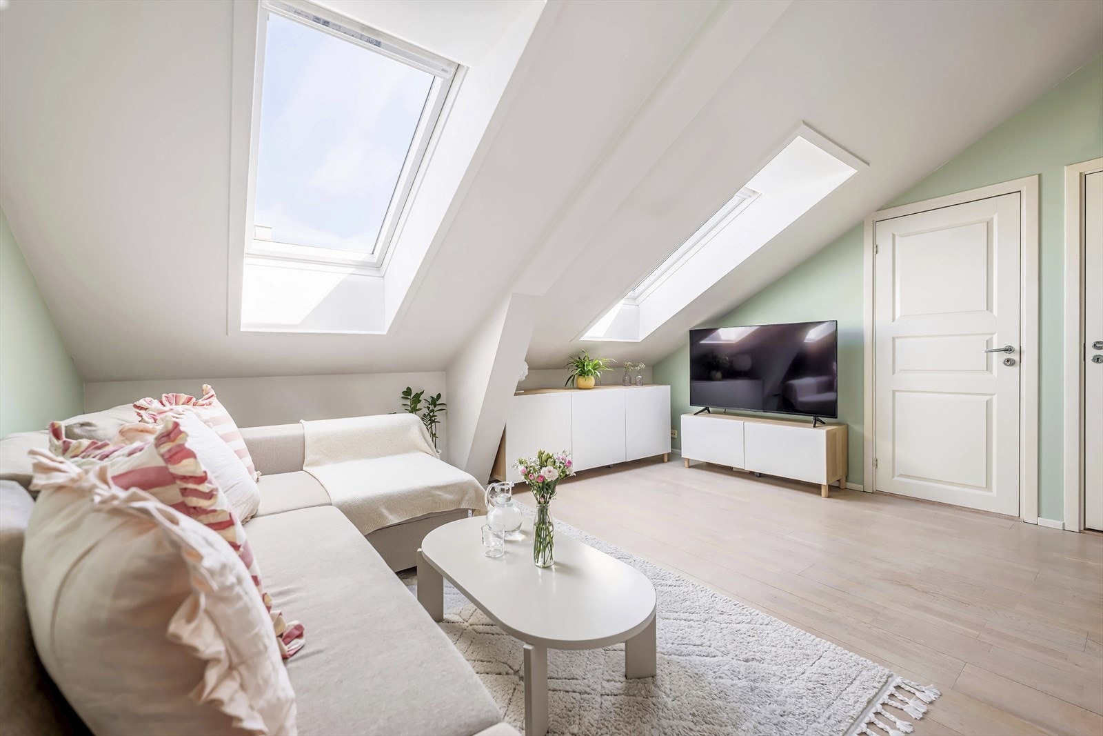 Dette er en lys og innbydende 3-roms loftsleilighet med en skjermet og privat takterrasse. Galleribilde