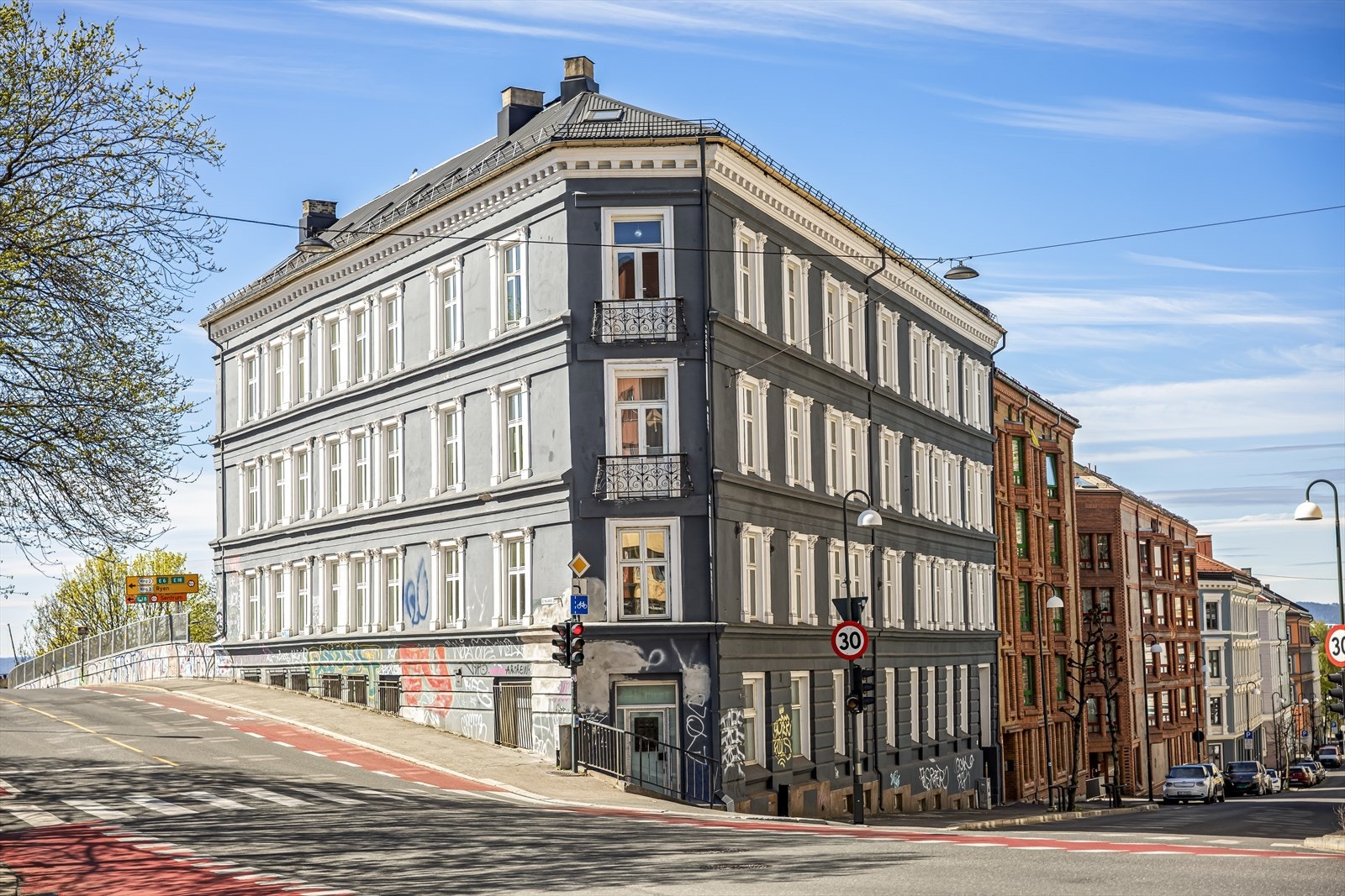 En klassisk bygård med flott fasade som er lett gjenkjennelig. Galleribilde