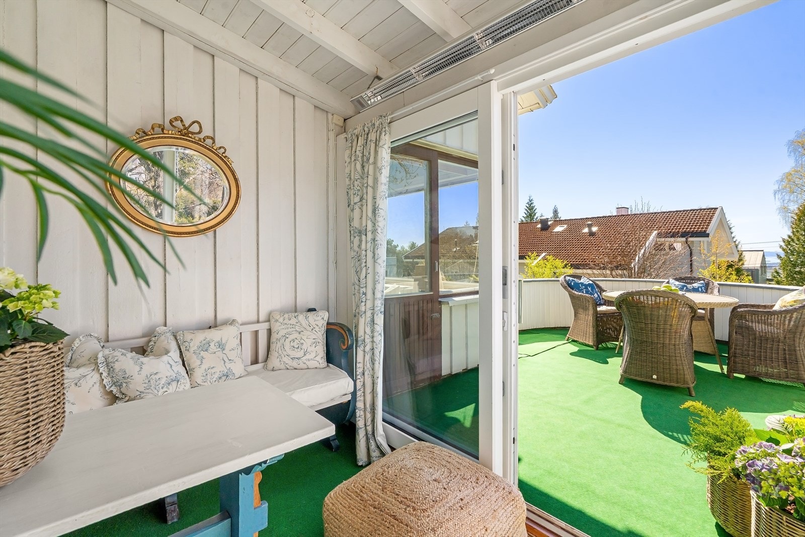 Veranda med adkomst fra stuen, innglasset veranda er ikke byggemeldt, se salgsoppgaven. Galleribilde