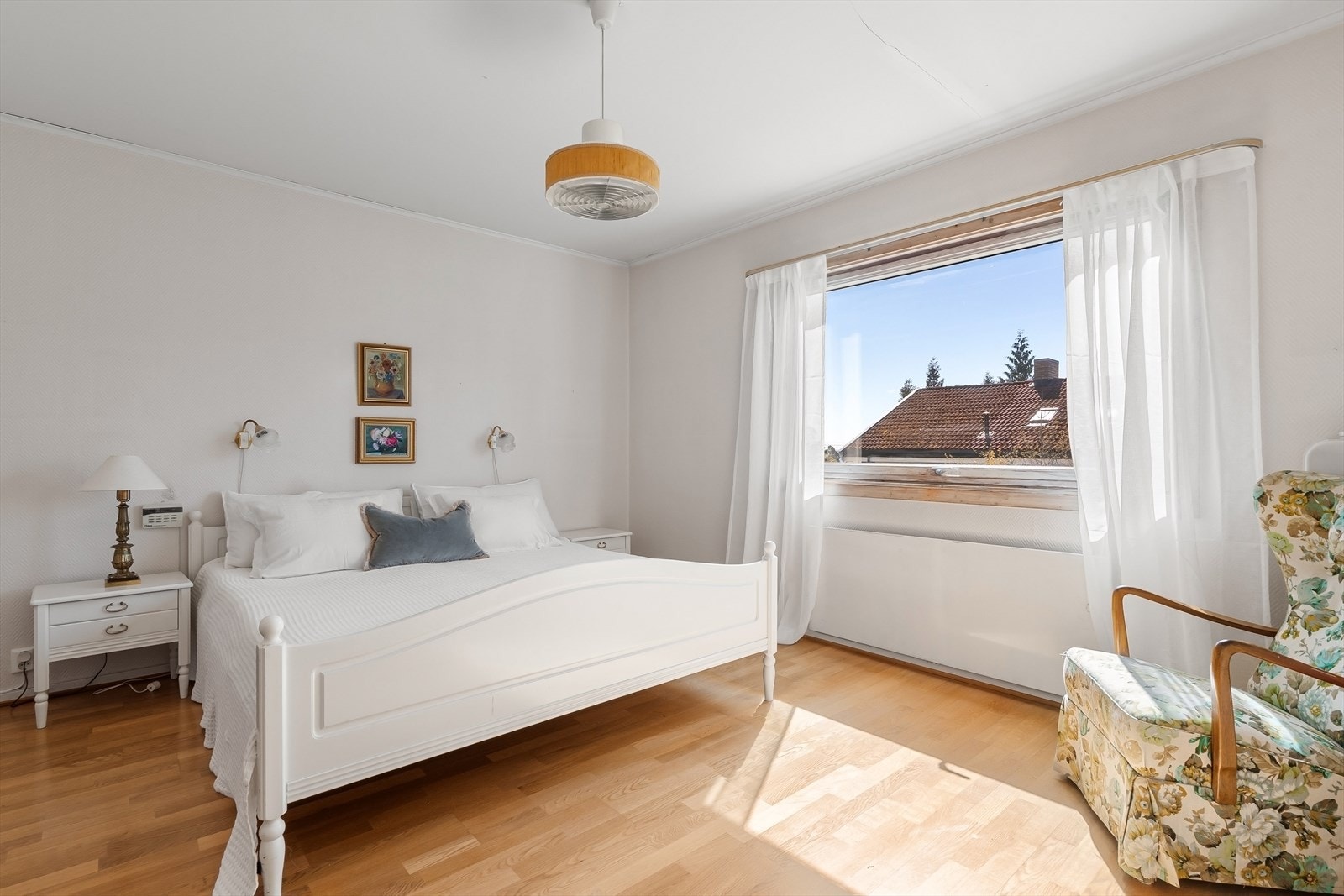 Lyst og hyggelig hovedsoverom. Galleribilde
