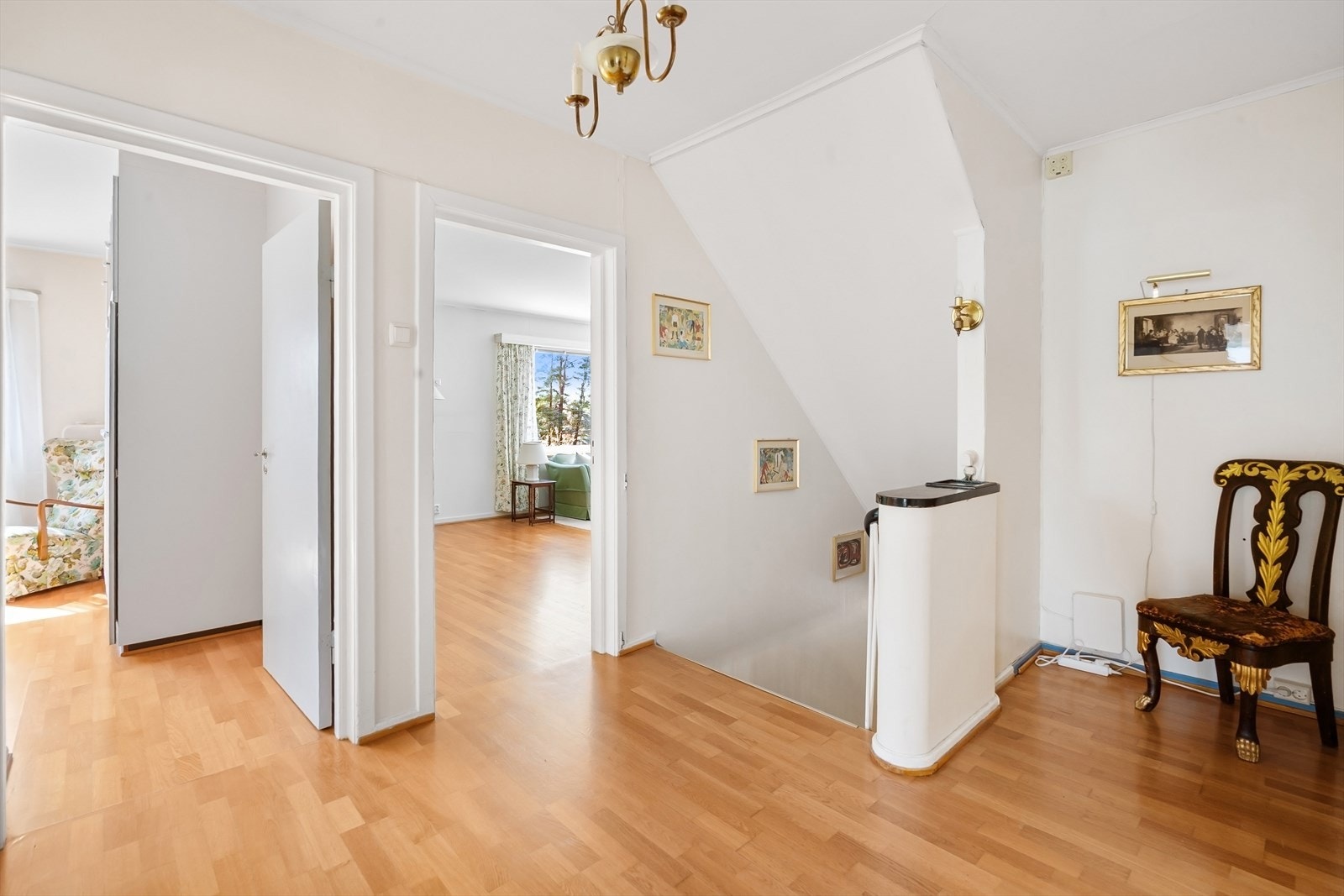 Hall/trappeløp med inngang til 3 soverom, gjestetoalett og baderom. Galleribilde