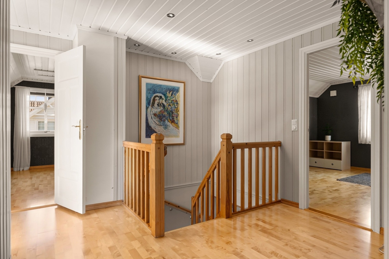 I andre etasje finner du 4 soverom og ett bad. Ett av soverommene har tidligere vært en stue Galleribilde