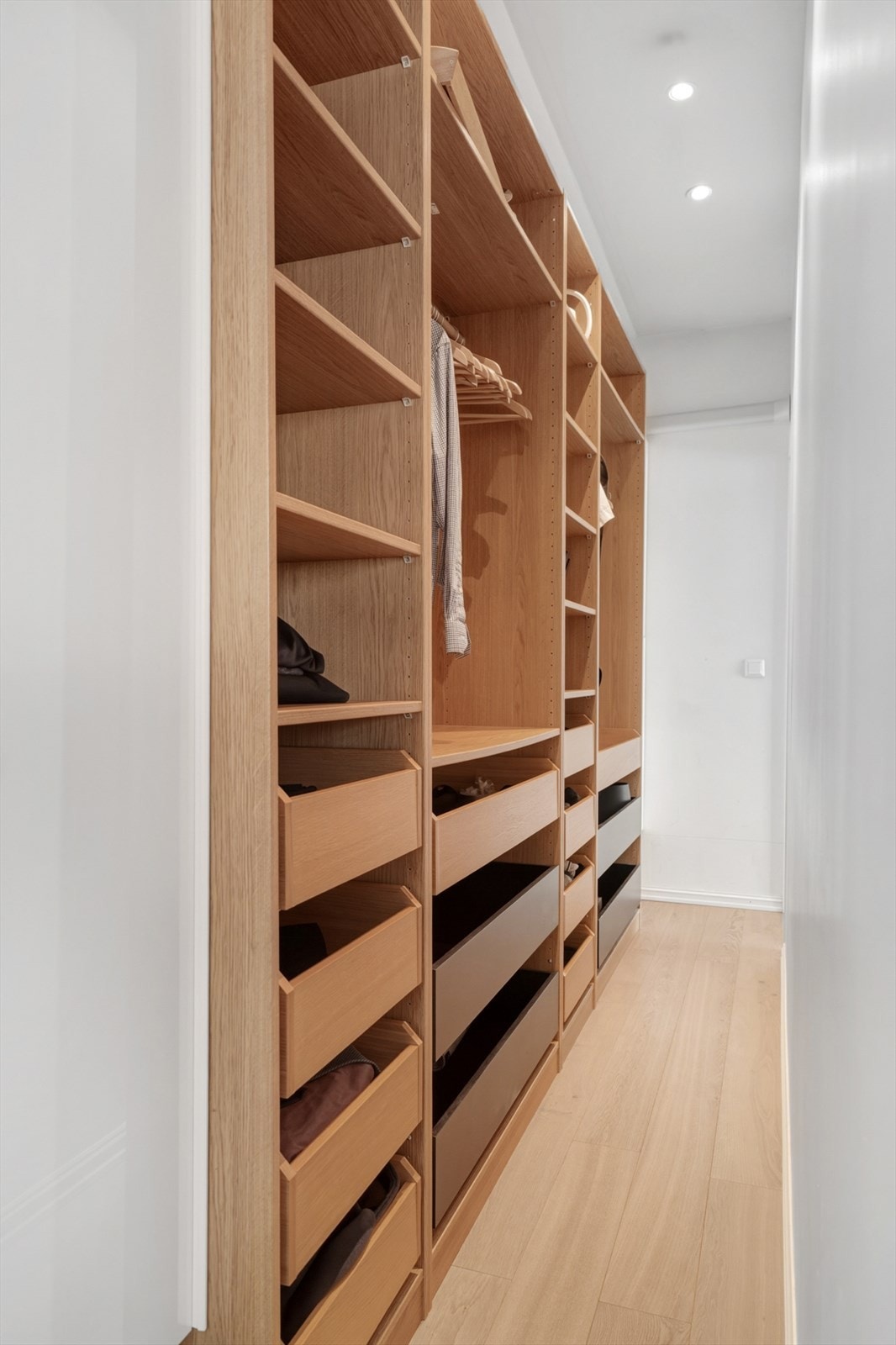 Rommet er også tilknyttet egen walk-in garderobe. Galleribilde