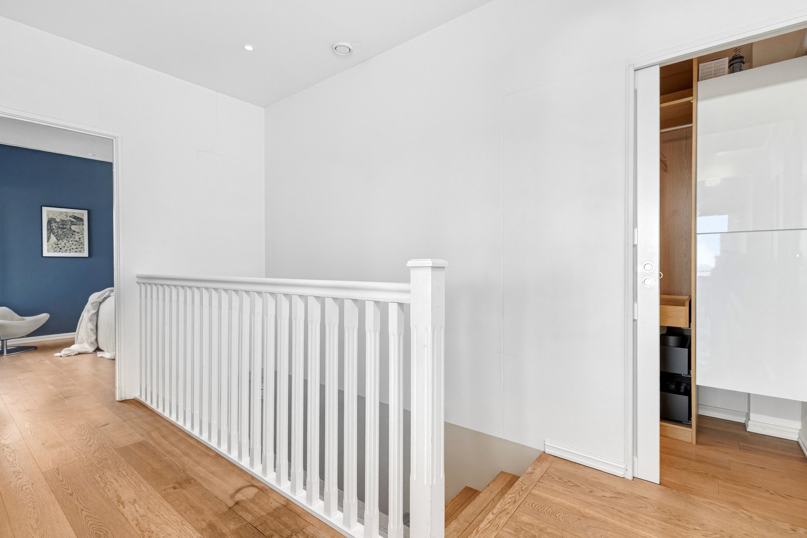 Inngang til walk-in garderobe/bod. Galleribilde