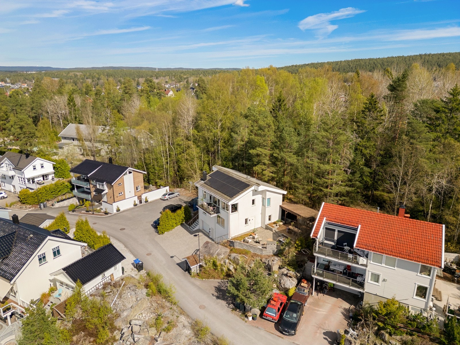 Det ble etablert solcelletak på boligen i 2023. Boligen ligger i et barnevennlig område med gangavstand til barnehager og skoler. Galleribilde
