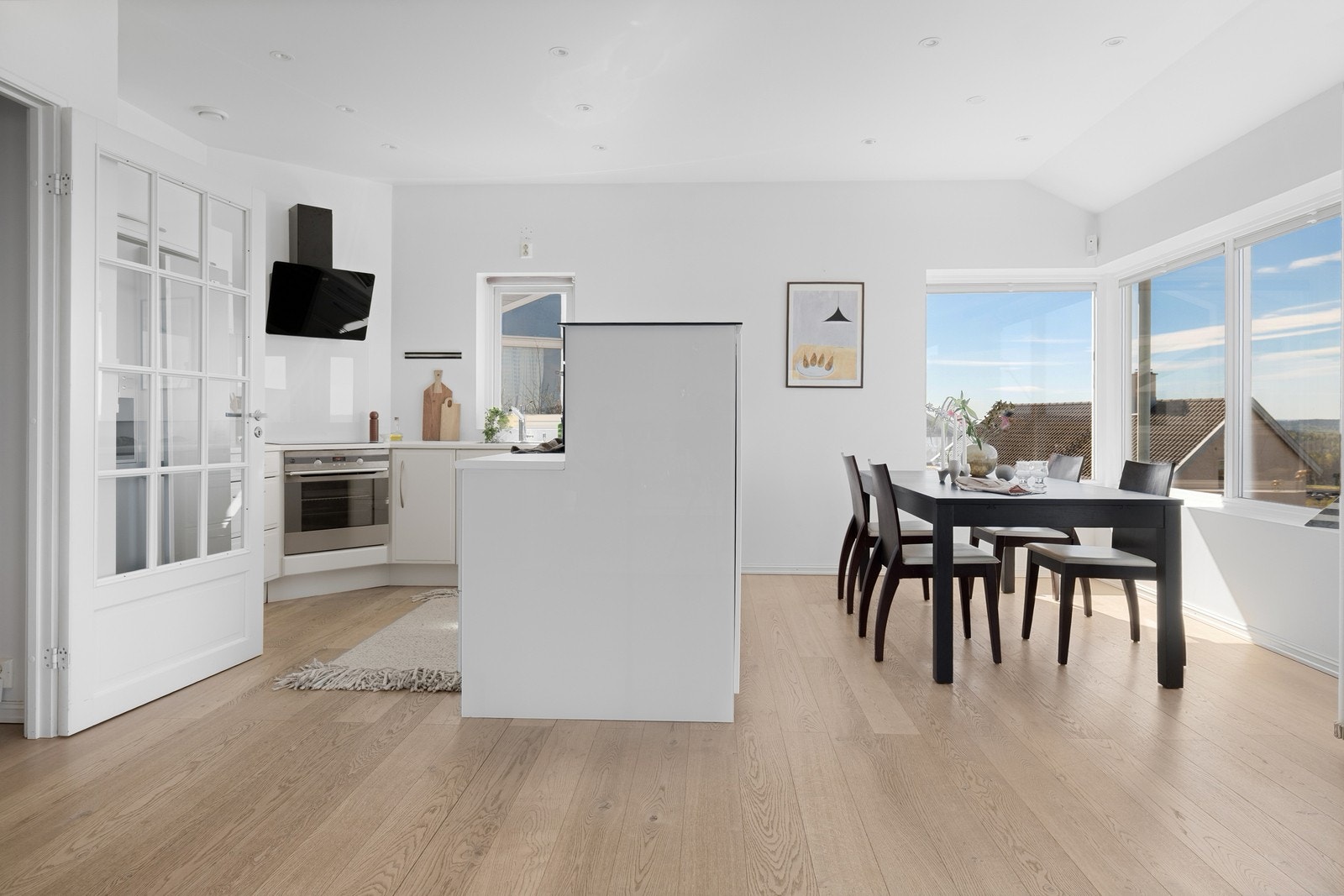 Sosial planløsning hvor det er plass til flere sittegrupper og soner. Galleribilde