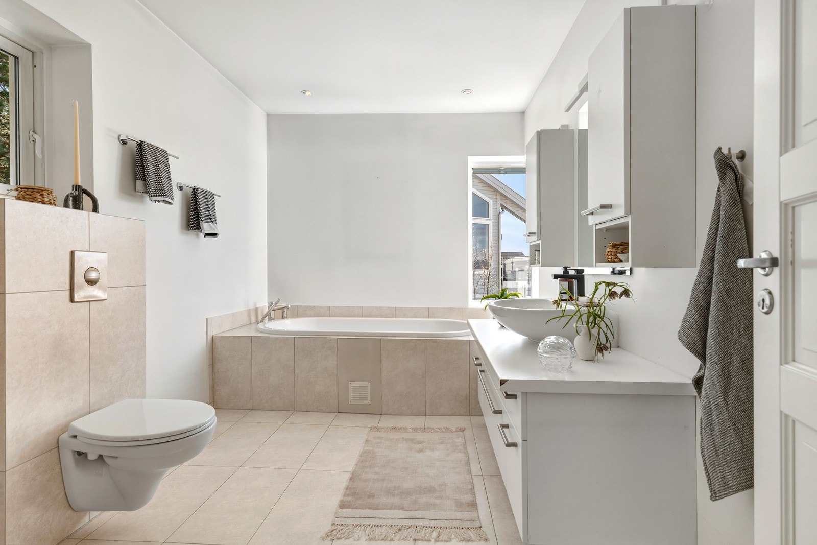 Badet oppleves som romslig og og med plass til oppbevaringsløsning etter behov. Galleribilde