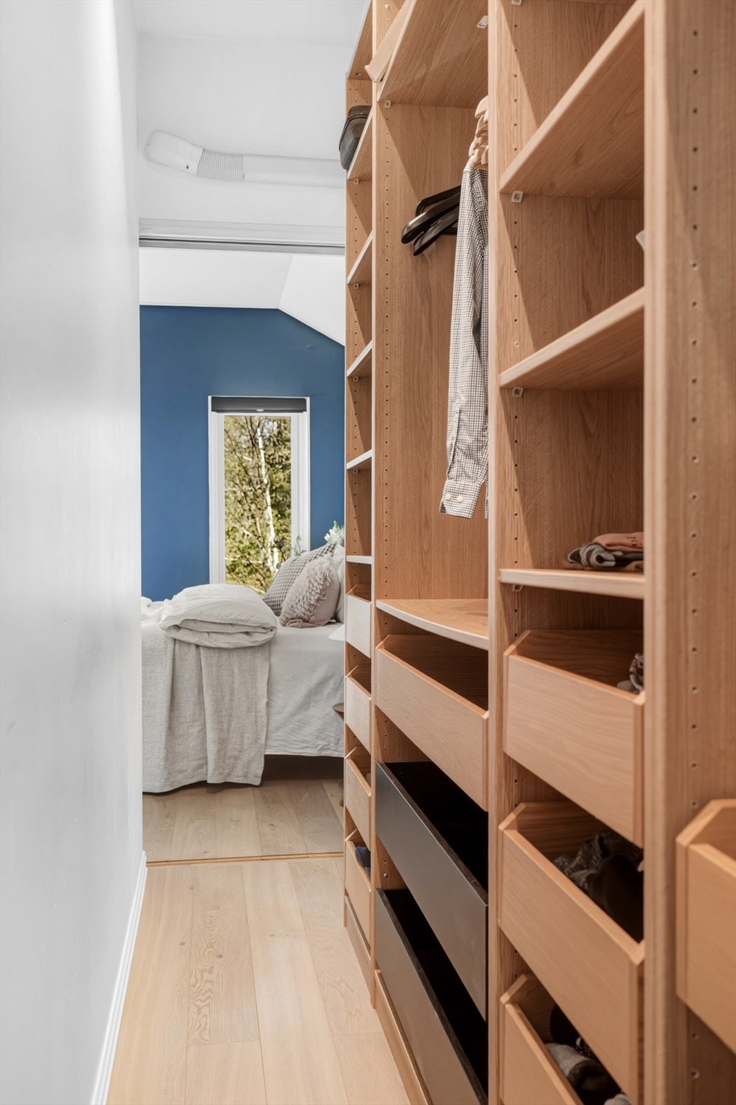 Her er det innredet med praktisk PAX garderobe som gir mye oppbevaringsplass. Galleribilde