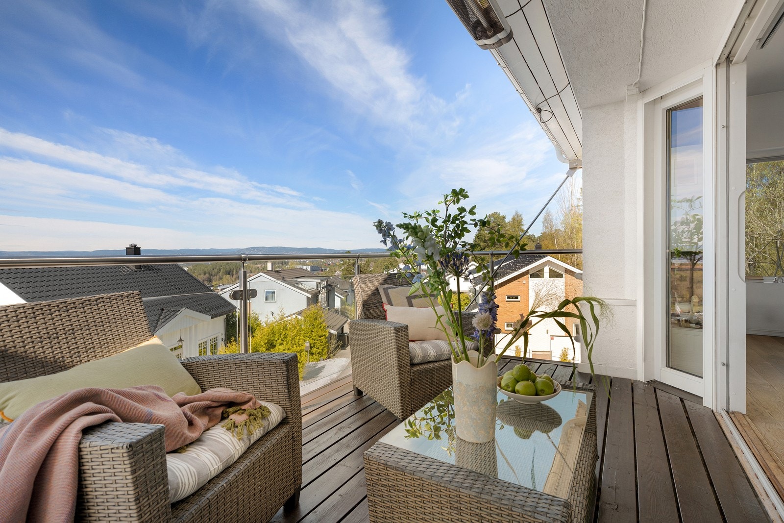 Varmelamper på balkong gir en lun atmosfære og er en fin forlengelse av stuen som garantert blir ditt favorittoppholdssted i sommerhalvåret! Galleribilde
