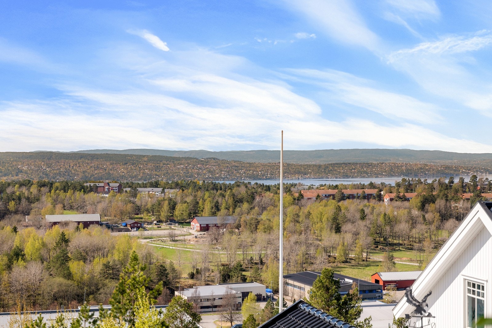 Boligen ligger i en populært gate på Toppåsen i Rikeåsen/Kolbotn. Galleribilde