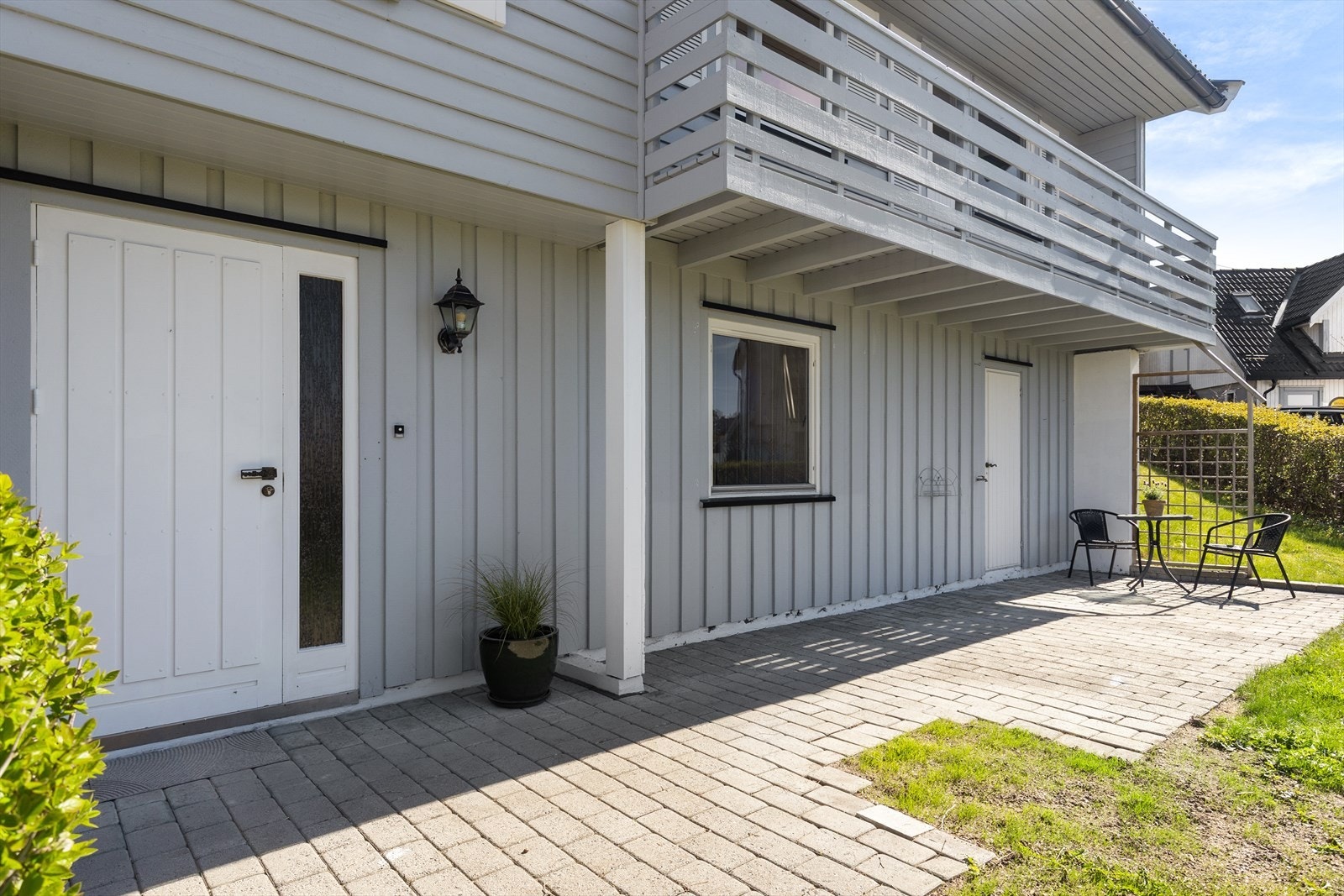 En solid teak hovedytterdør ønsker velkommen inn. Galleribilde