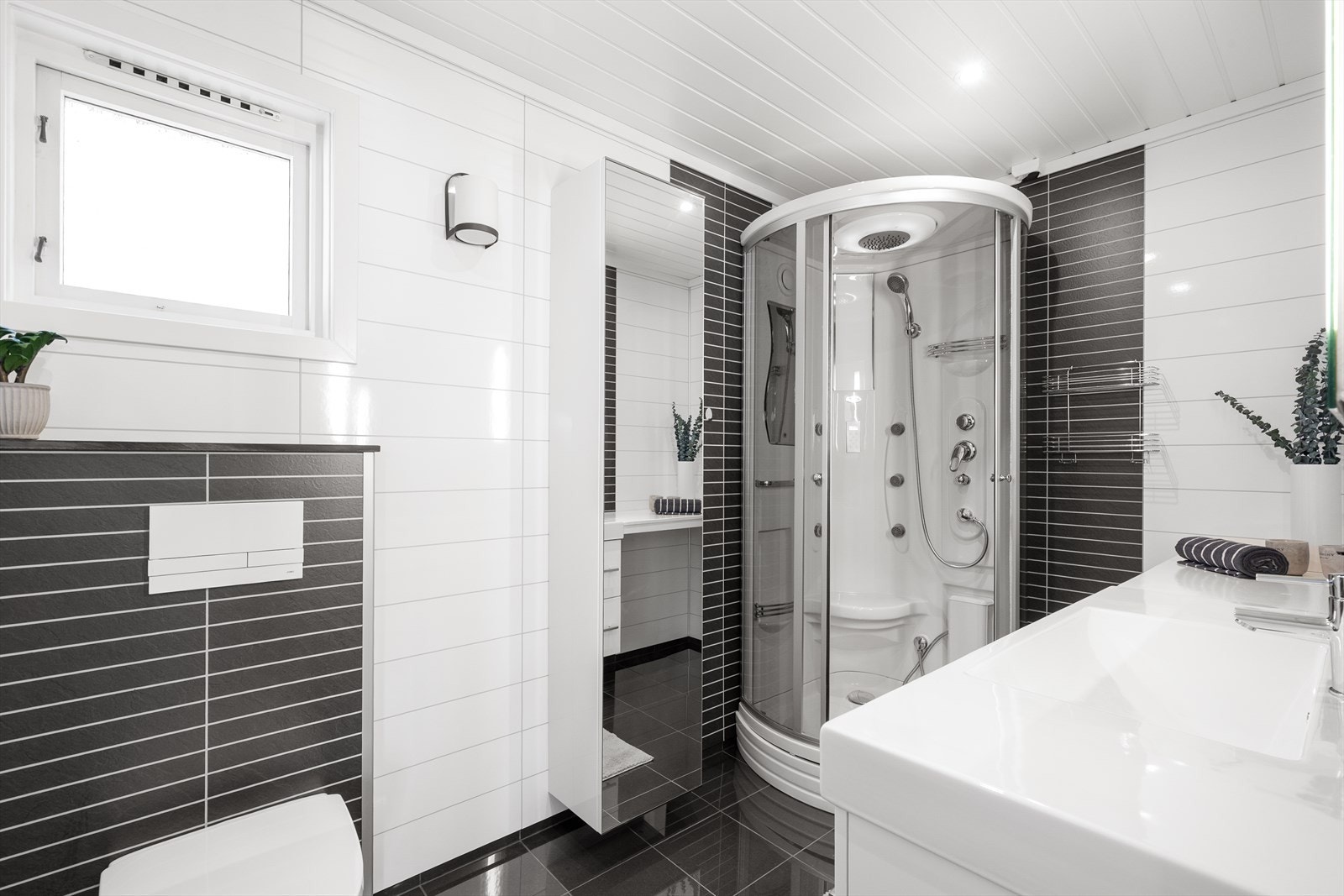 Badet i hovedetasje ble modernisert i 2012 og har varmekabler og flis på gulv. Galleribilde