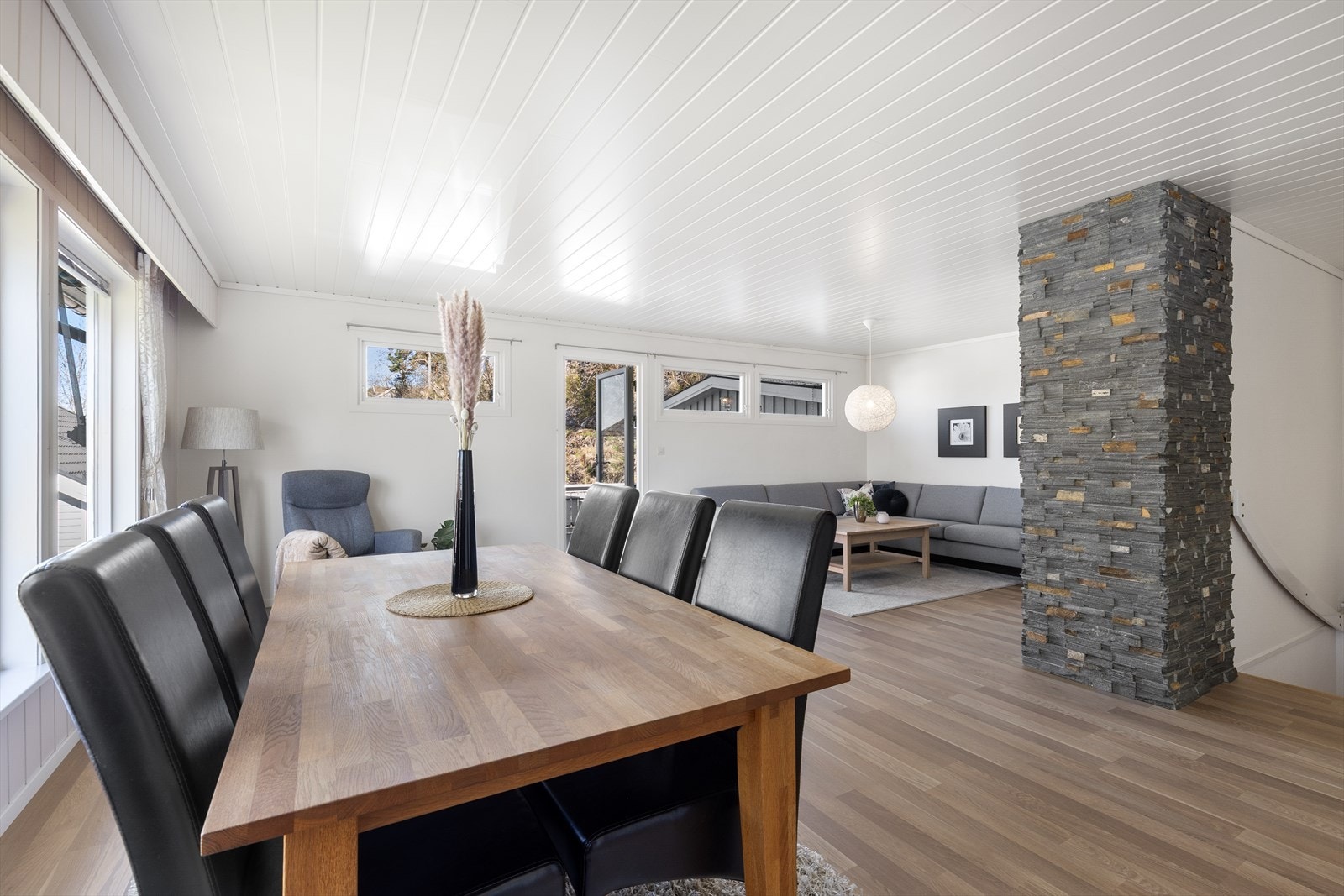 Stuen har en naturlig sone for spisestue, med god plass til langbord for hyggelige sammenkomster. Galleribilde