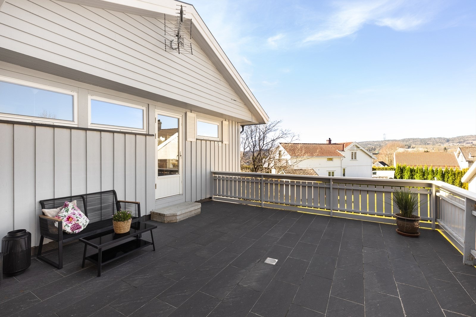Den store, flislagte terrassen gir rikelig med plass for utemøbler og sosiale soner. Galleribilde