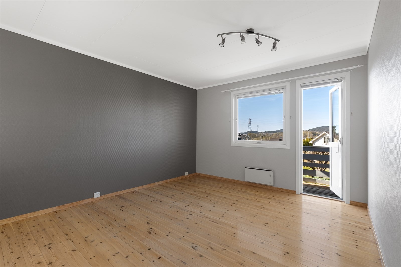 Hovedsoverommet i hovedetasje er et resultat av at to opprinnelige soverom er slått sammen til ett stort rom. Dette kan enkelt tilbakestilles. Galleribilde