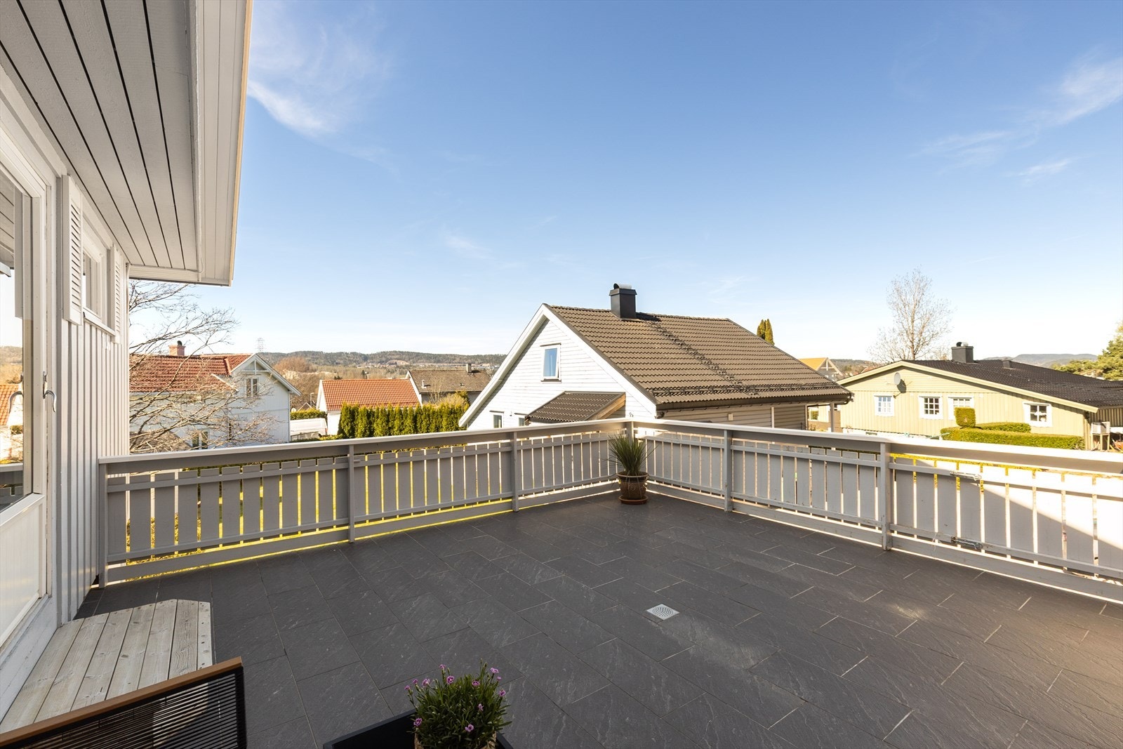 Herfra har man god oversikt over hagen og nærområdet. Galleribilde