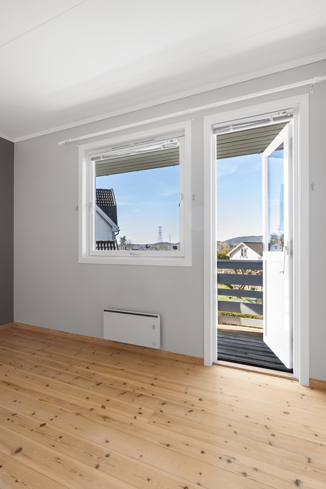 Hovedsoverom har innebygd garderobe med rikelig oppbevaringsplass. Det er også direkte utgang til egen lufteveranda. Galleribilde